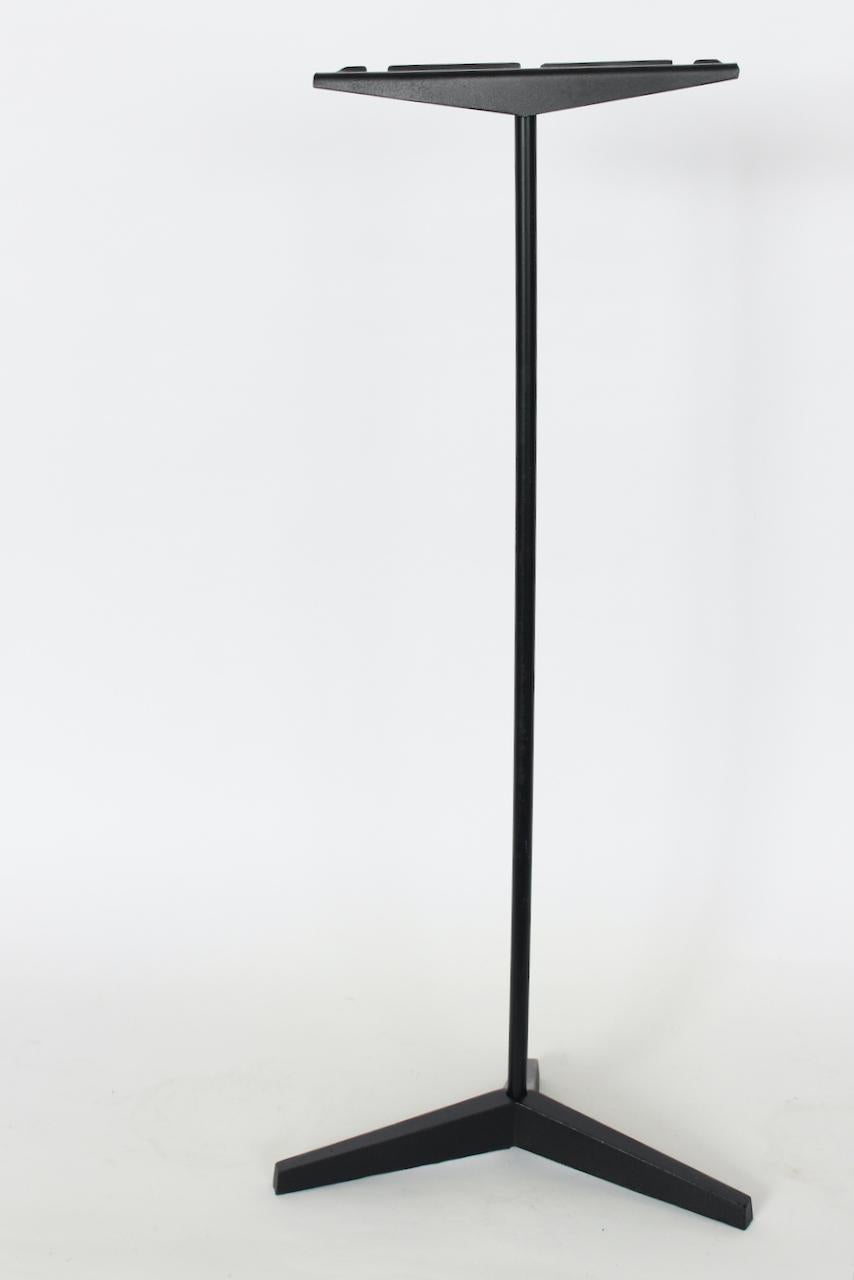 Ottone Set di attrezzi da fuoco in ottone e ghisa nera con supporto, stile Parzinger, composto da tre pezzi in vendita
