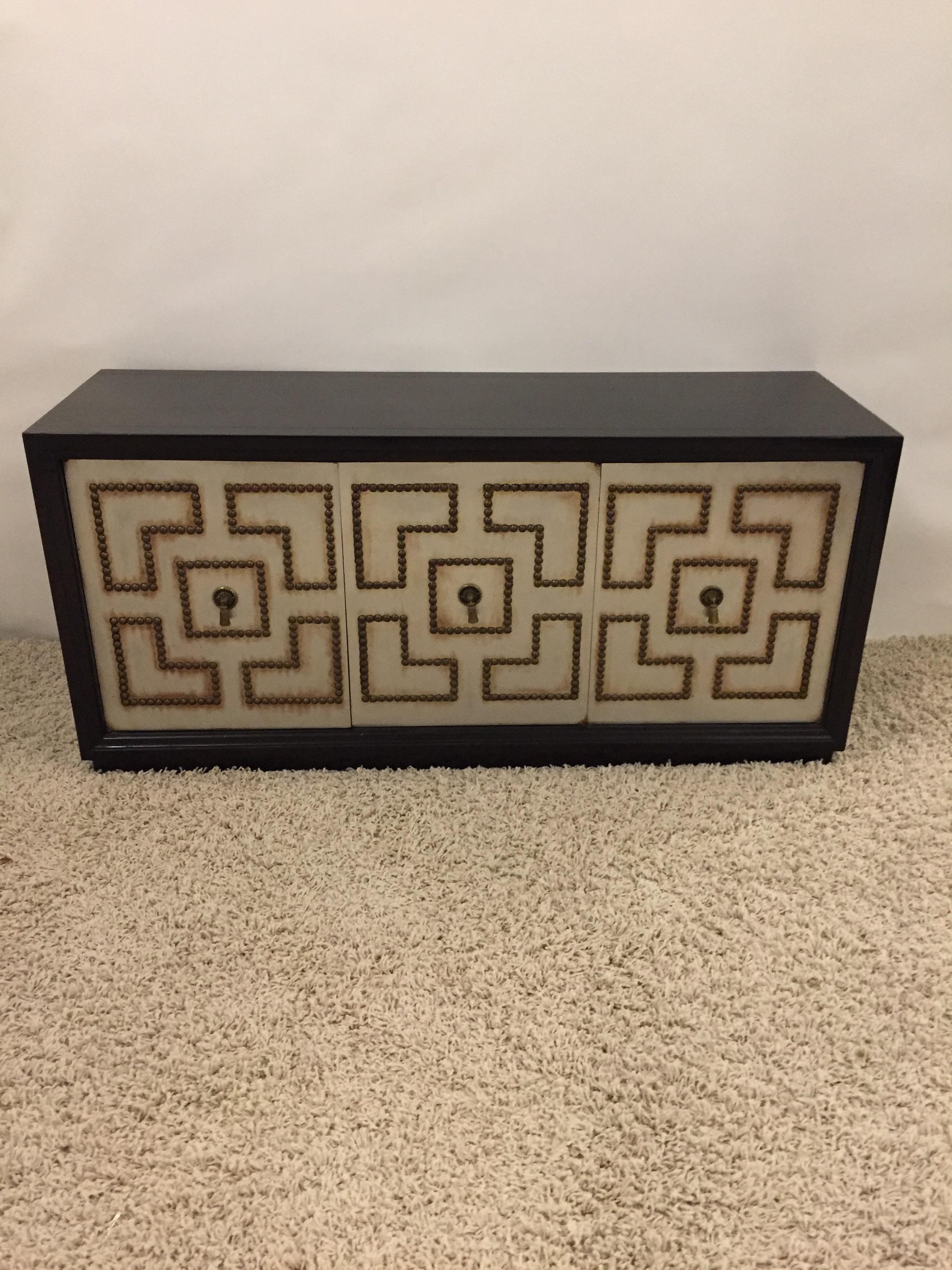 Armadietto Midcentury Hollywood Regency con frontale in acciaio e patina di bronzo con nappe, esterno in noce scuro, ideale per essere posizionato sotto la TV o alla fine del letto.