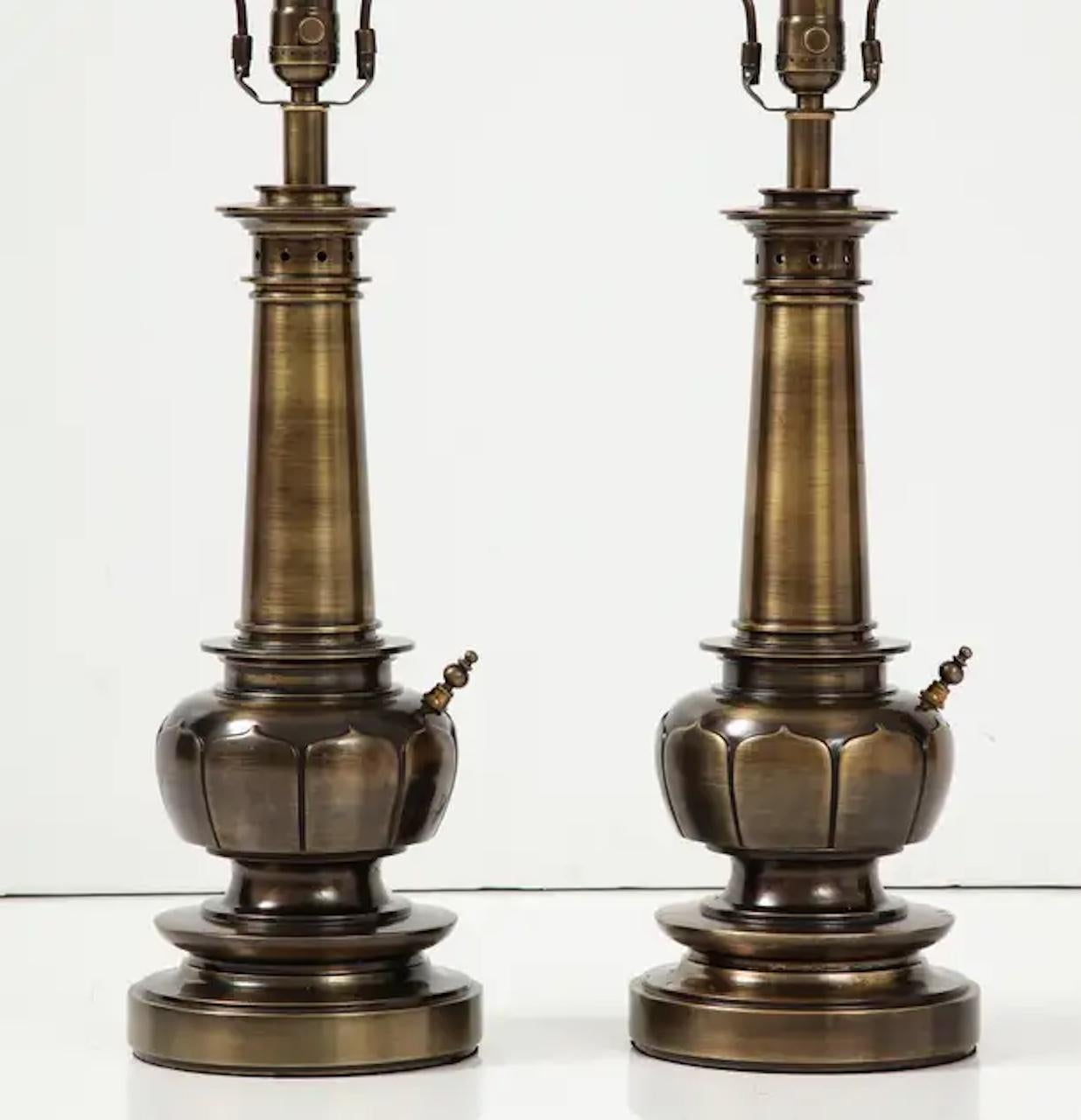 Américain Lampes Lotus en bronze du milieu du siècle, style Parzinger en vente