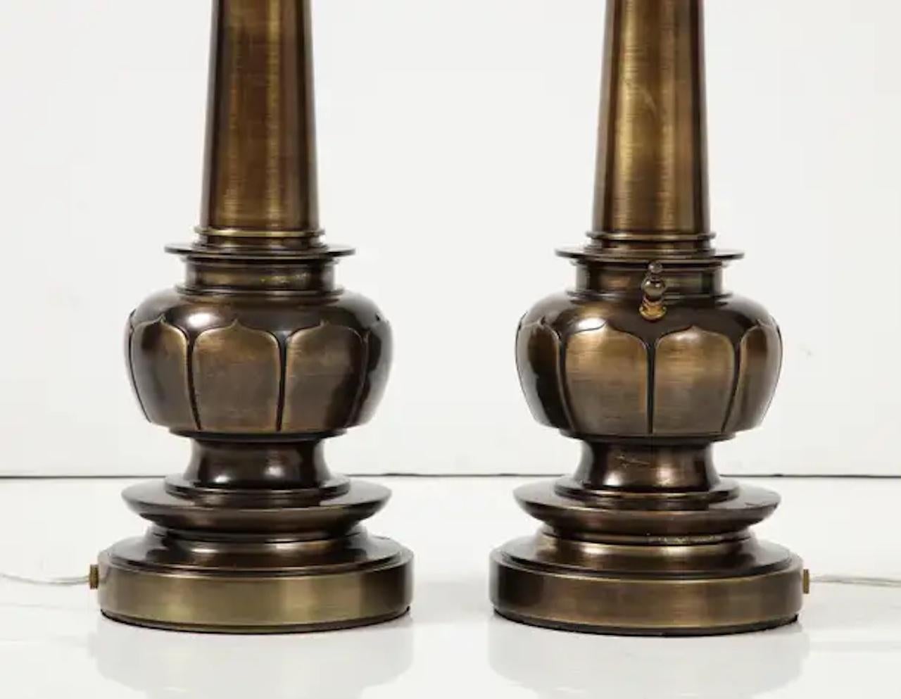 20ième siècle Lampes Lotus en bronze du milieu du siècle, style Parzinger en vente