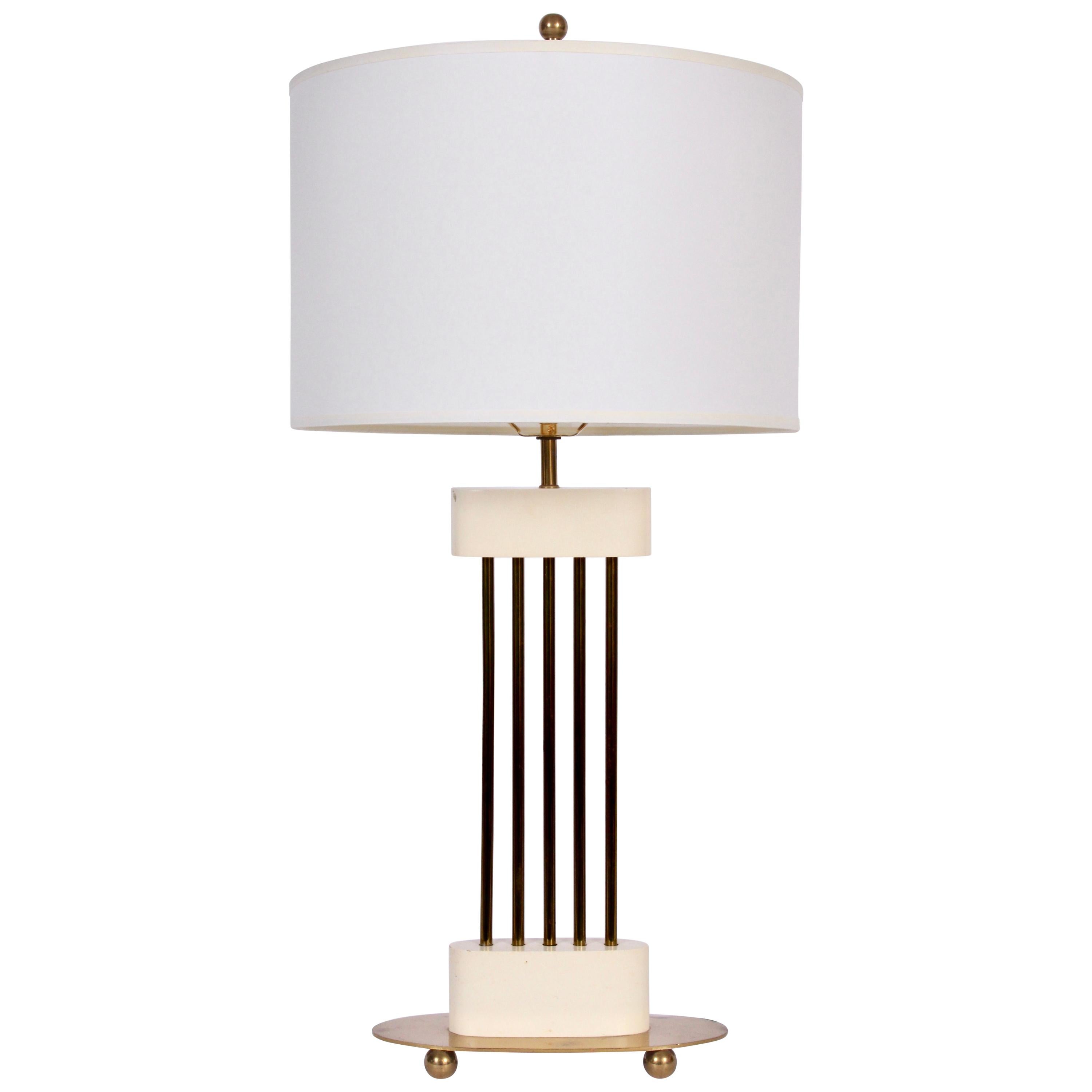 Lampada da tavolo con colonne a fuso in ottone e crema in stile Parzinger, anni '50 in vendita