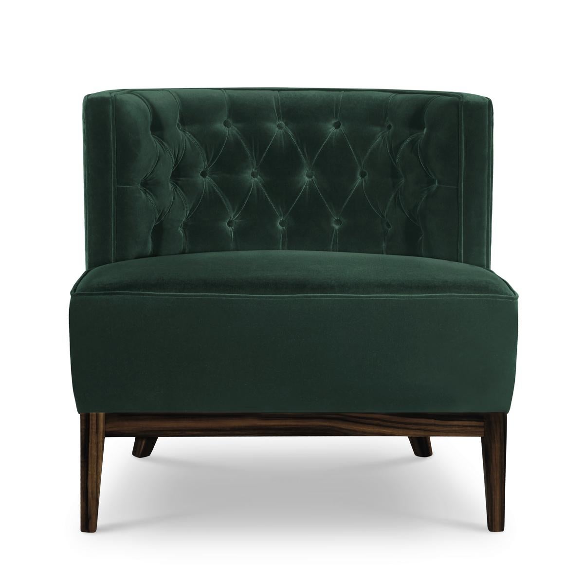 Armchair Pasadena with structure in solid wood,
upholstered and covered with high quality British
green velvet fabric. With capitonated back seat.
Also available with other fabrics on request.
