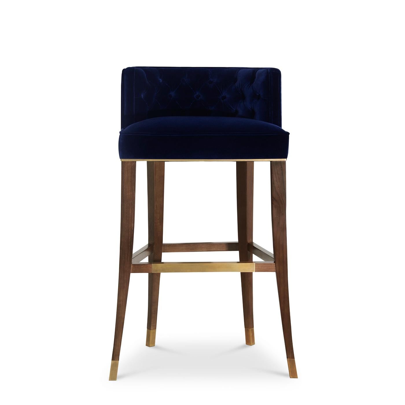 Bar stool Pasadena with solid walnut wood structure,
upholstered and covered with Grade A velvet fabric.
With capitonate backrest. With reinforced footrest and 
feet in solid brass in brushed finish.
Also available with other fabric colors