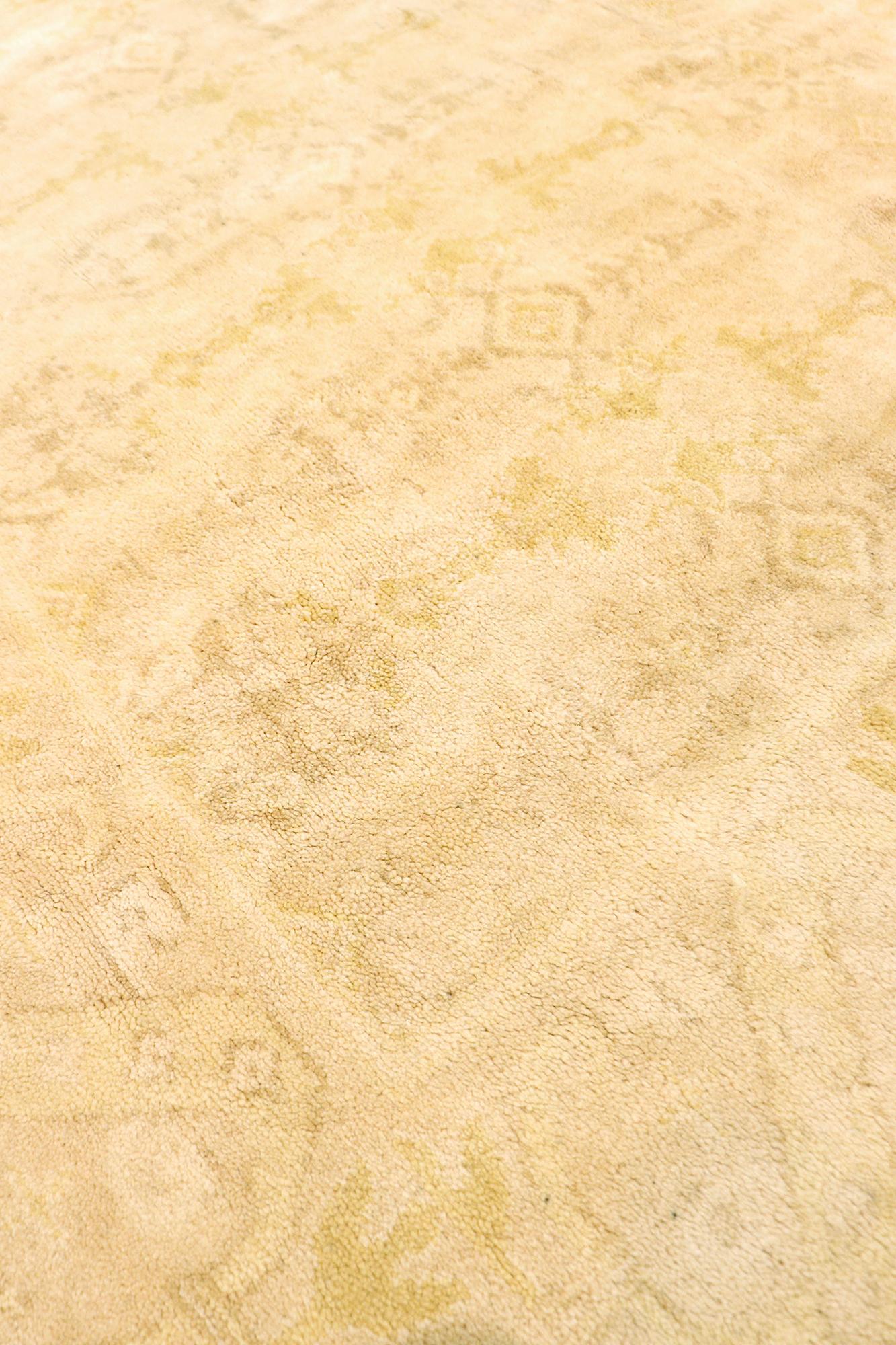 Diese atemberaubende antike spanische Savonnerie dekorative Bereich Teppich ist sowohl exquisit und selten. Herkunft: Spanien, Zeitraum: 1910, Größe: 
17 ft 8 in x 20 ft 6 in 