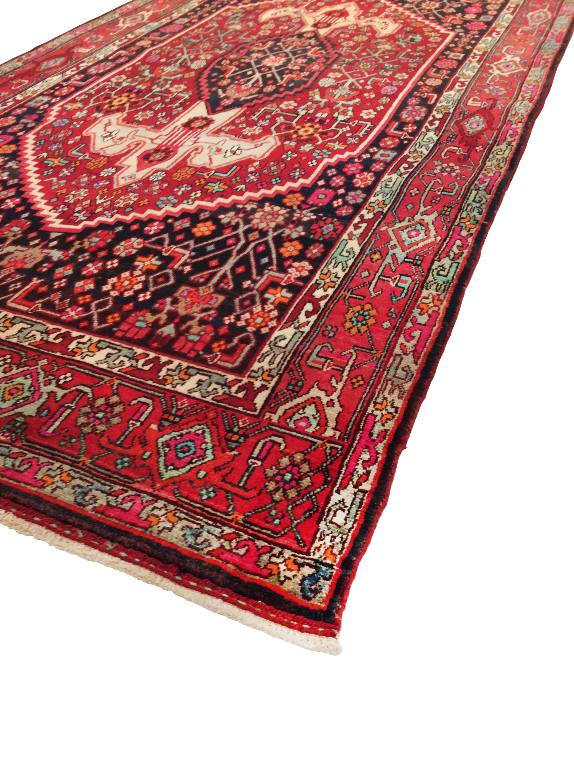Pasargad Home Collection Atemberaubende und seltene antike persische Bidjar Teppich, Herkunft: Persisch Datum: 1920 Größe: 4 ft 2 in x 8 ft 9 in  