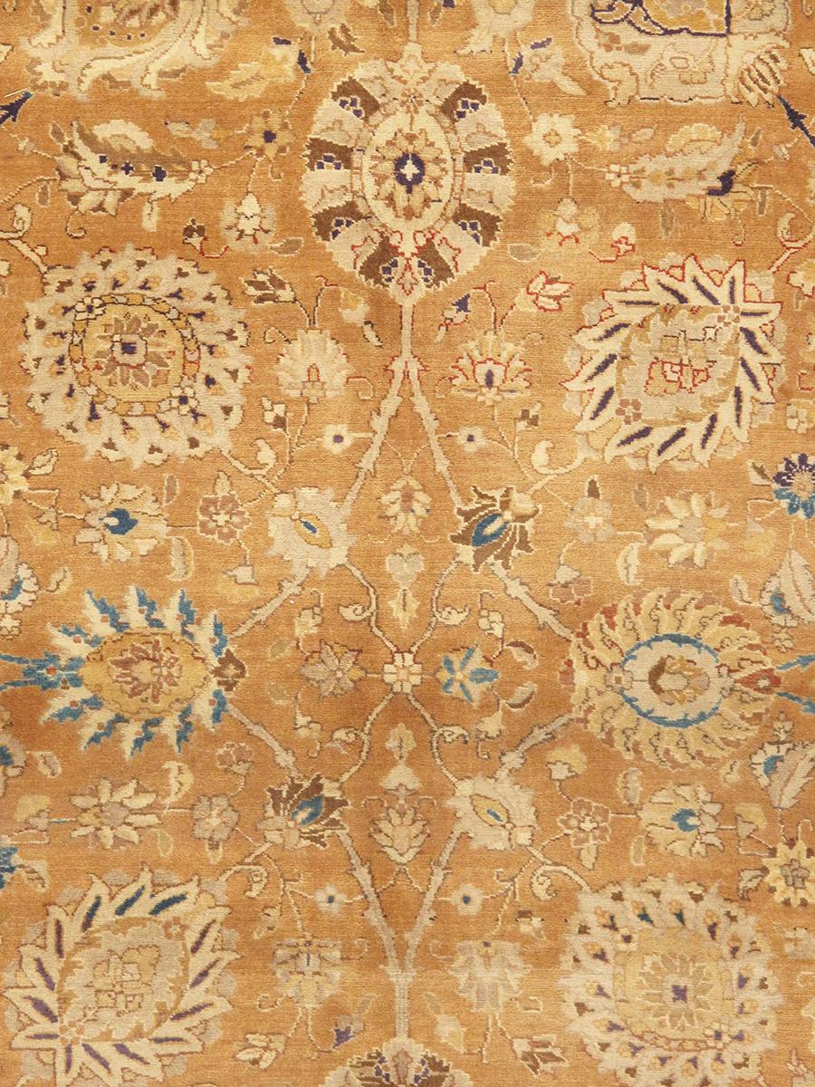 Dieser antike Täbris-Teppich zeichnet sich durch seine exzellente Knüpfung und durch seine bemerkenswerte Einhaltung der klassischen Traditionen des antiken Teppichdesigns aus. Setzen Sie einen prächtigen Akzent in Ihrem Zuhause mit diesem antiken