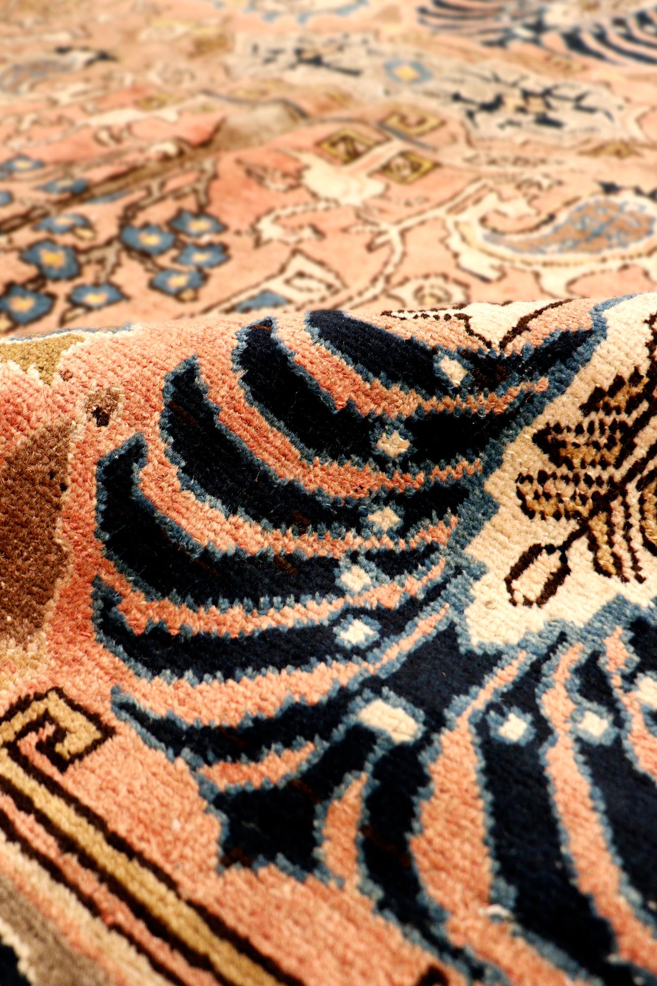 Antike persische Täbriz-Teppiche zeichnen sich durch ihre exzellente Knüpfung und ihre bemerkenswerte Beibehaltung der klassischen Traditionen des antiken Teppichdesigns aus. Setzen Sie einen prächtigen Akzent in Ihrem Zuhause mit diesem schönen