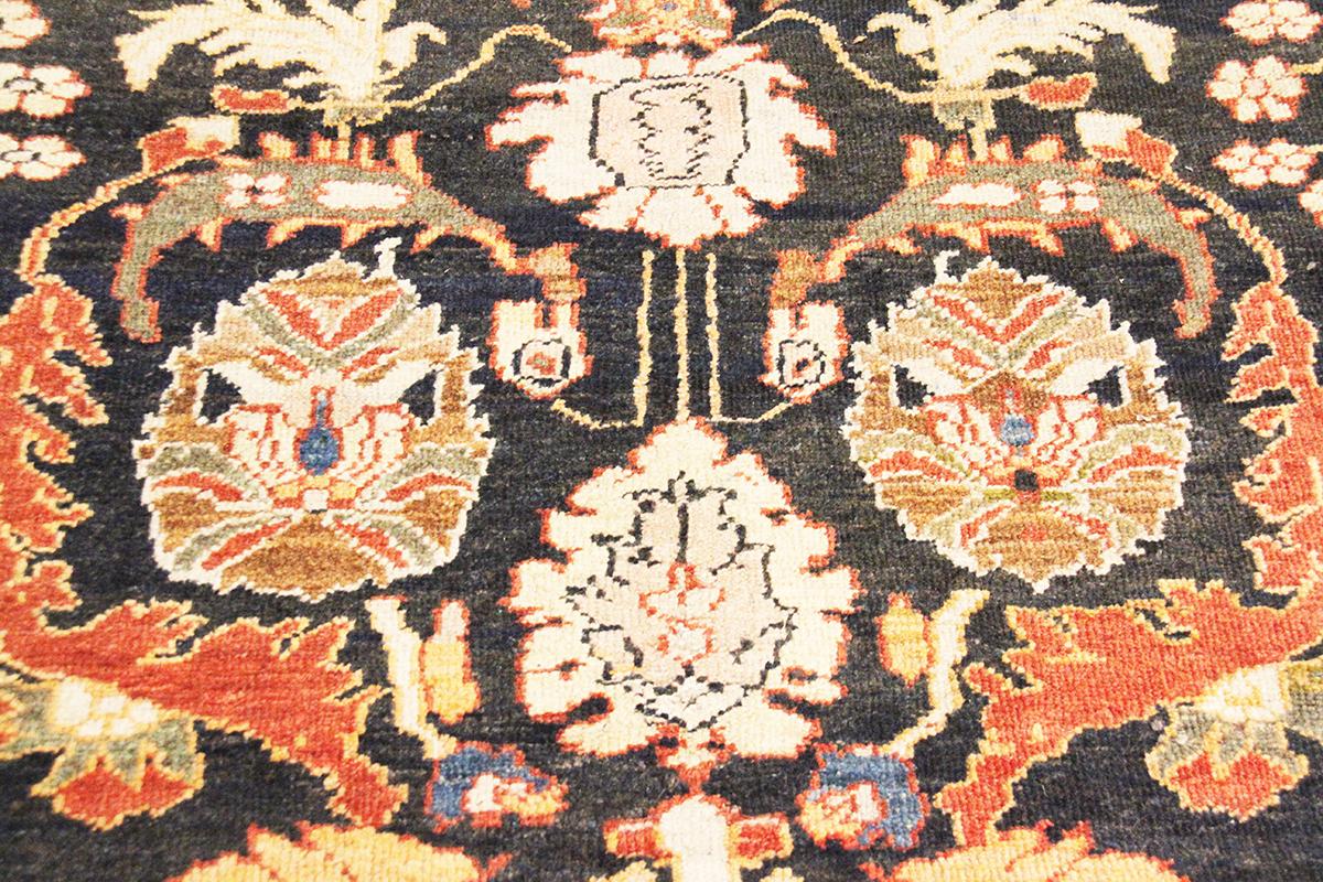 Antike Melody Kollektion Marinefarbener Teppich aus Lammwolle im Zustand „Hervorragend“ im Angebot in Port Washington, NY