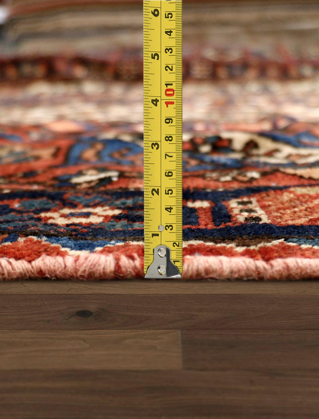 Pasargad Home Antiker persischer Bakhtiari-Teppich 14 ft 7 in x 20 ft 2 in (Handgefertigt) im Angebot