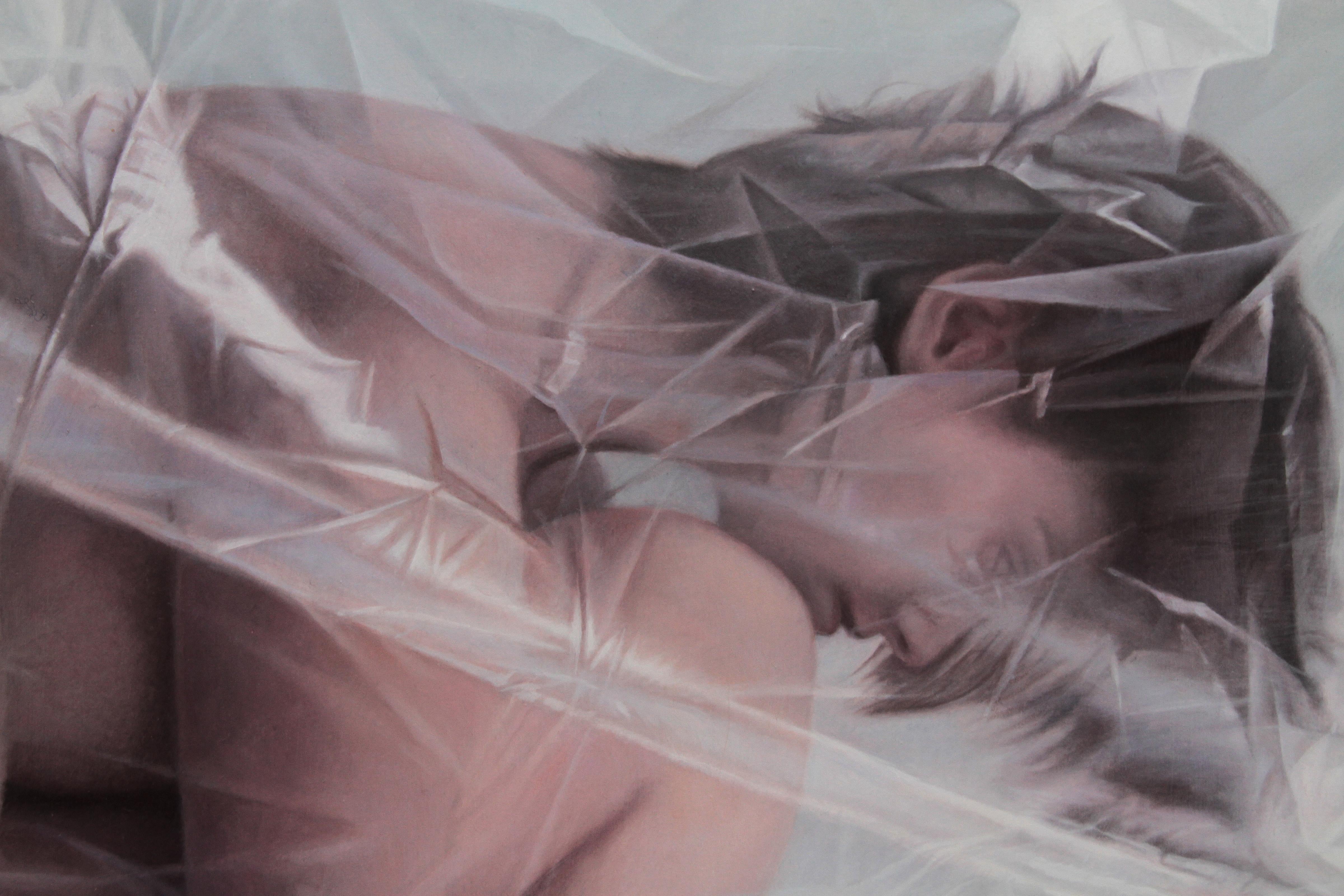 Ce tableau fait partie d’une série sur la transparence. 
Travaillé en bas-relief, la matière se fond au rythme des reflets du plastique et donne ce flou et la déformation du corps et des couleurs.
Une volonté également de préserver la pudeur du