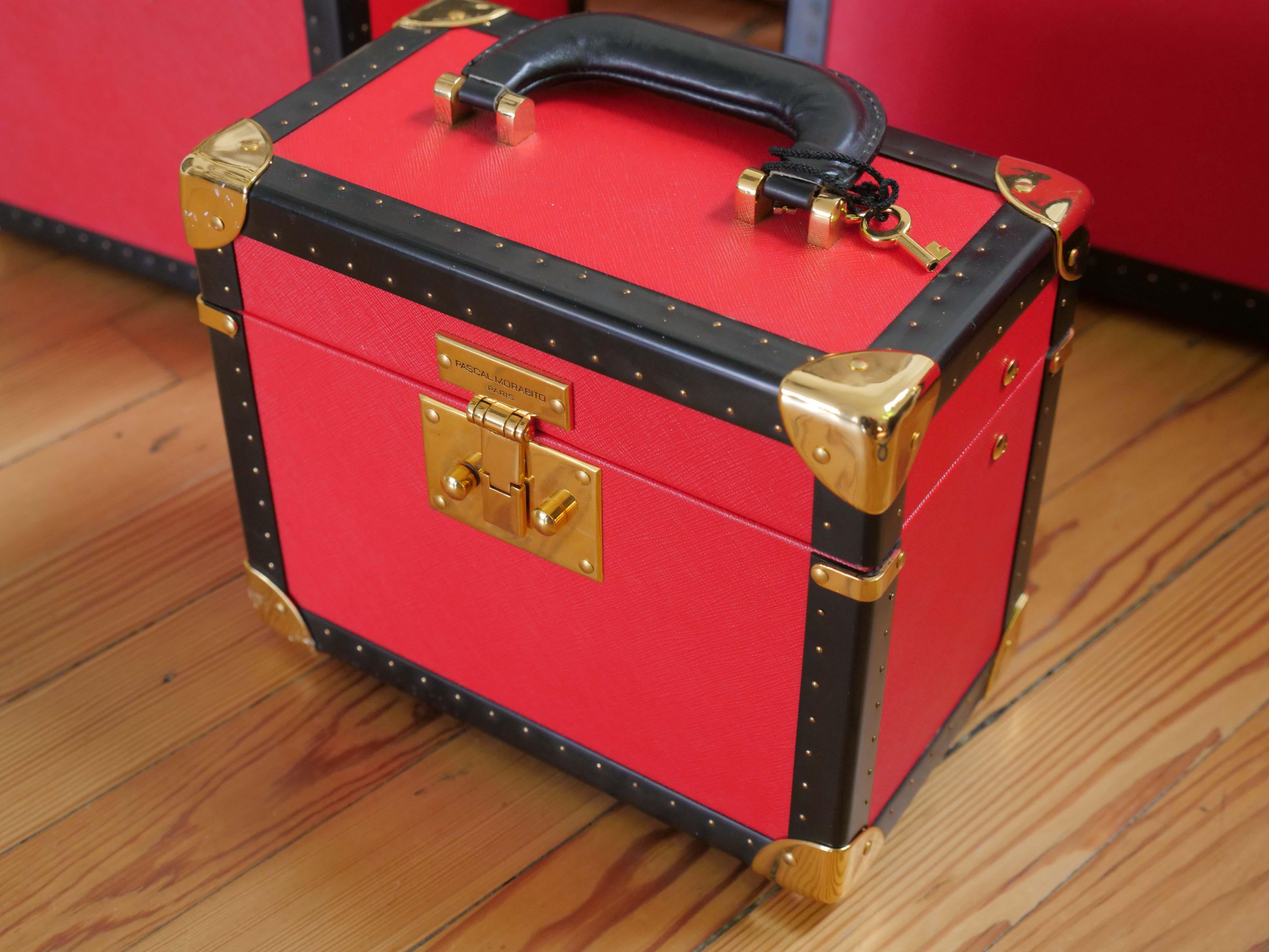 5 piece decorative hard luggage set, brass hardware and black edging.

Measures: Large rect- 36
