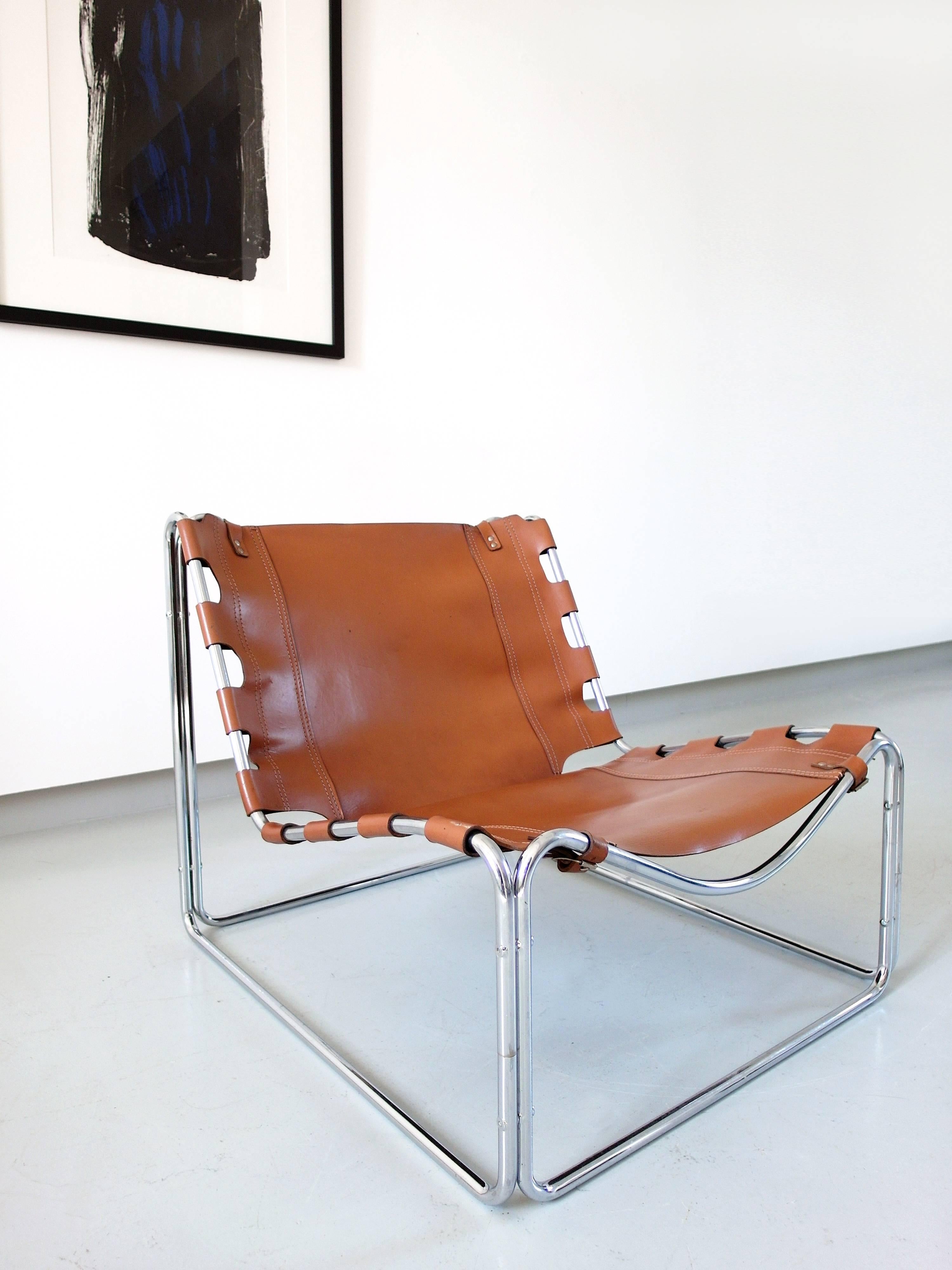A cognac leather 'Fabio' lounge chair designed by Pascal Mourgue for Sedia-Steiner, France, 1970. A rare lounge chair since it was only produced in small edition. It has been made of chrome-plated bent tubular metal and has a spacious wide shape