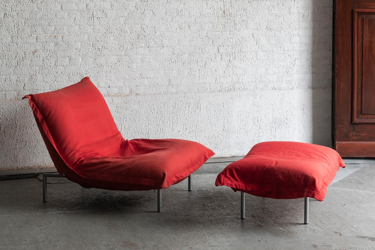 Lounge chair ‘Calin’ designed by Pascal Mourgue and produced by Ligne Roset in France in the 1990’s. Very comfortable red pillow easy chair with the original fabric that can be easily taken off to get washed. This one is a reclinable version. We