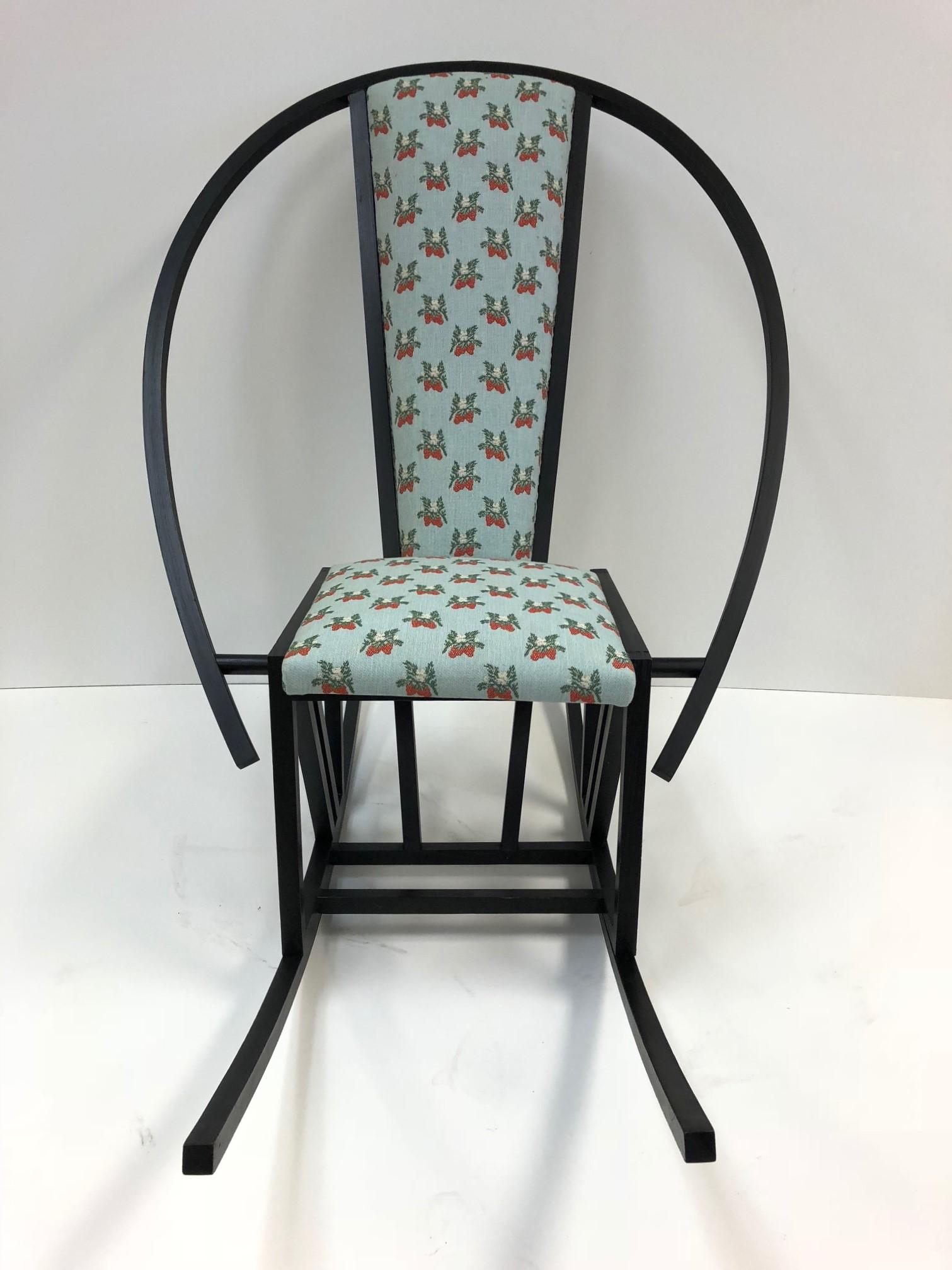Chaise à bascule Pascal Mourgue avec une structure en bouleau teinté. Le cadre est bien construit.
