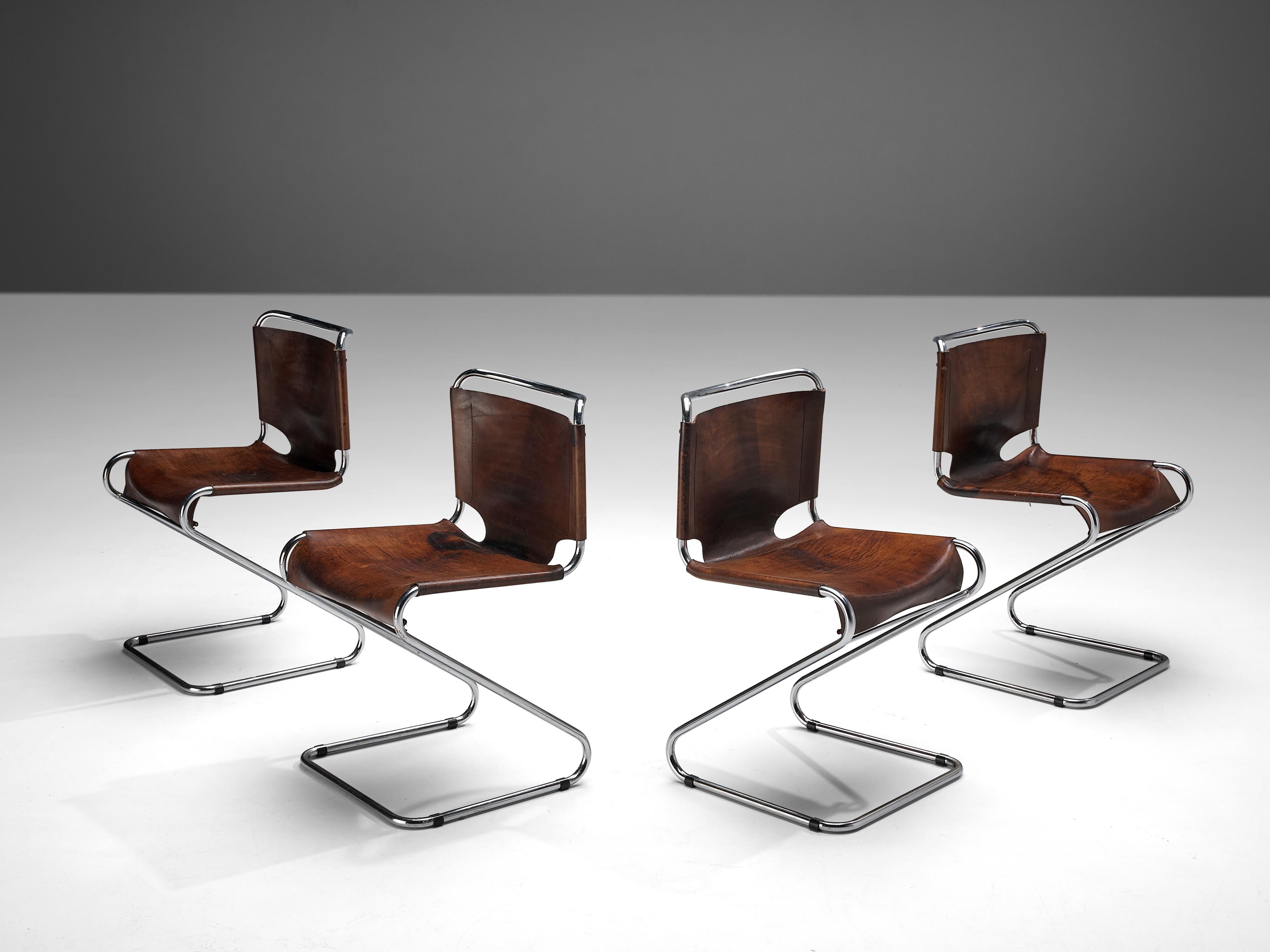 Pascal Mourgue pour Steiner:: ensemble de quatre chaises de salle à manger 'Biscia':: acier:: cuir brun:: France:: années 1960

Ensemble de quatre chaises cantilever 'Biscia' en acier tubulaire:: cuir brun patiné par Pascal Mourgue. Ces chaises ont
