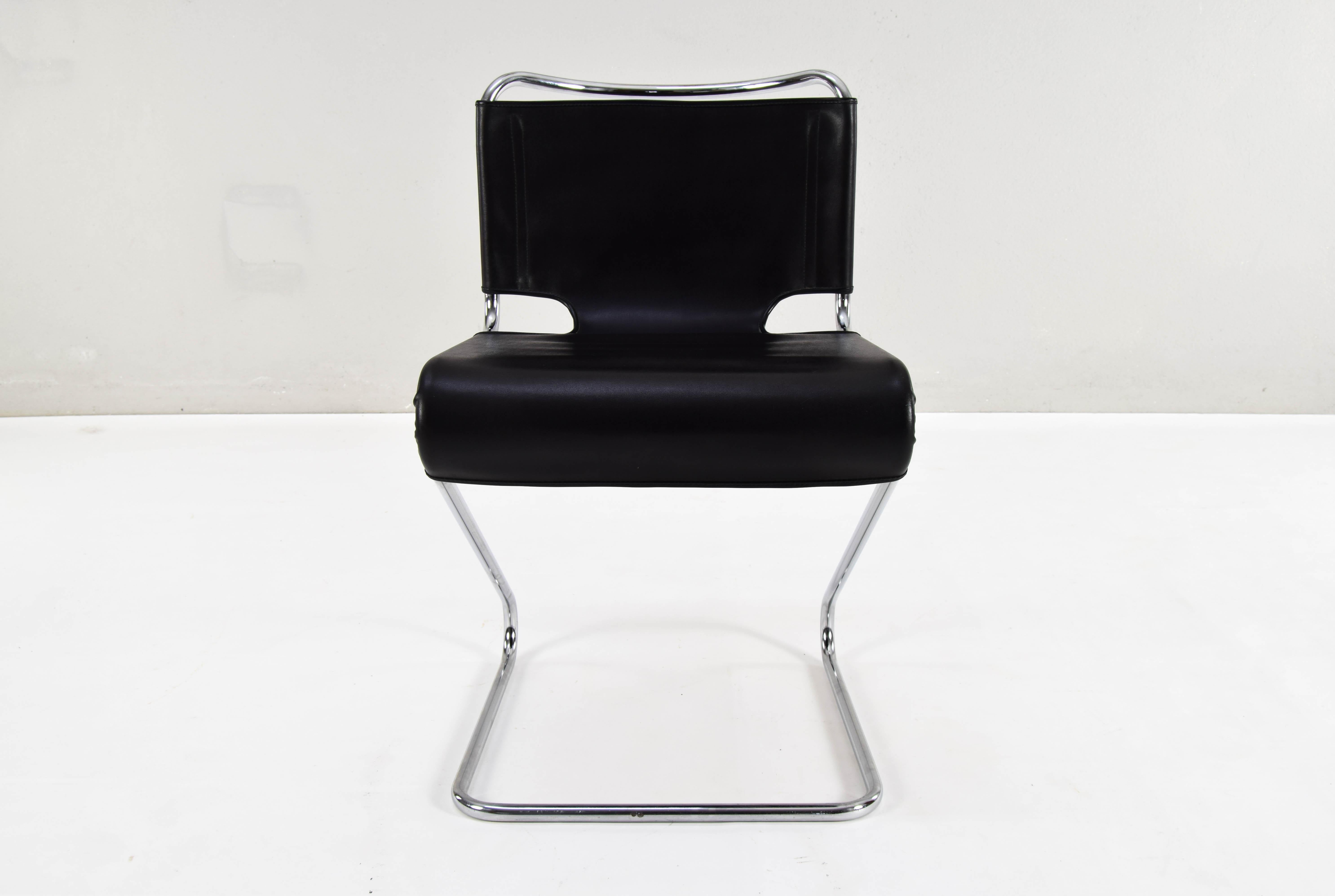 Pascal Mourgue ensemble de quatre chaises Biscia noires mi-siècle moderne, France, années 70 en vente 3