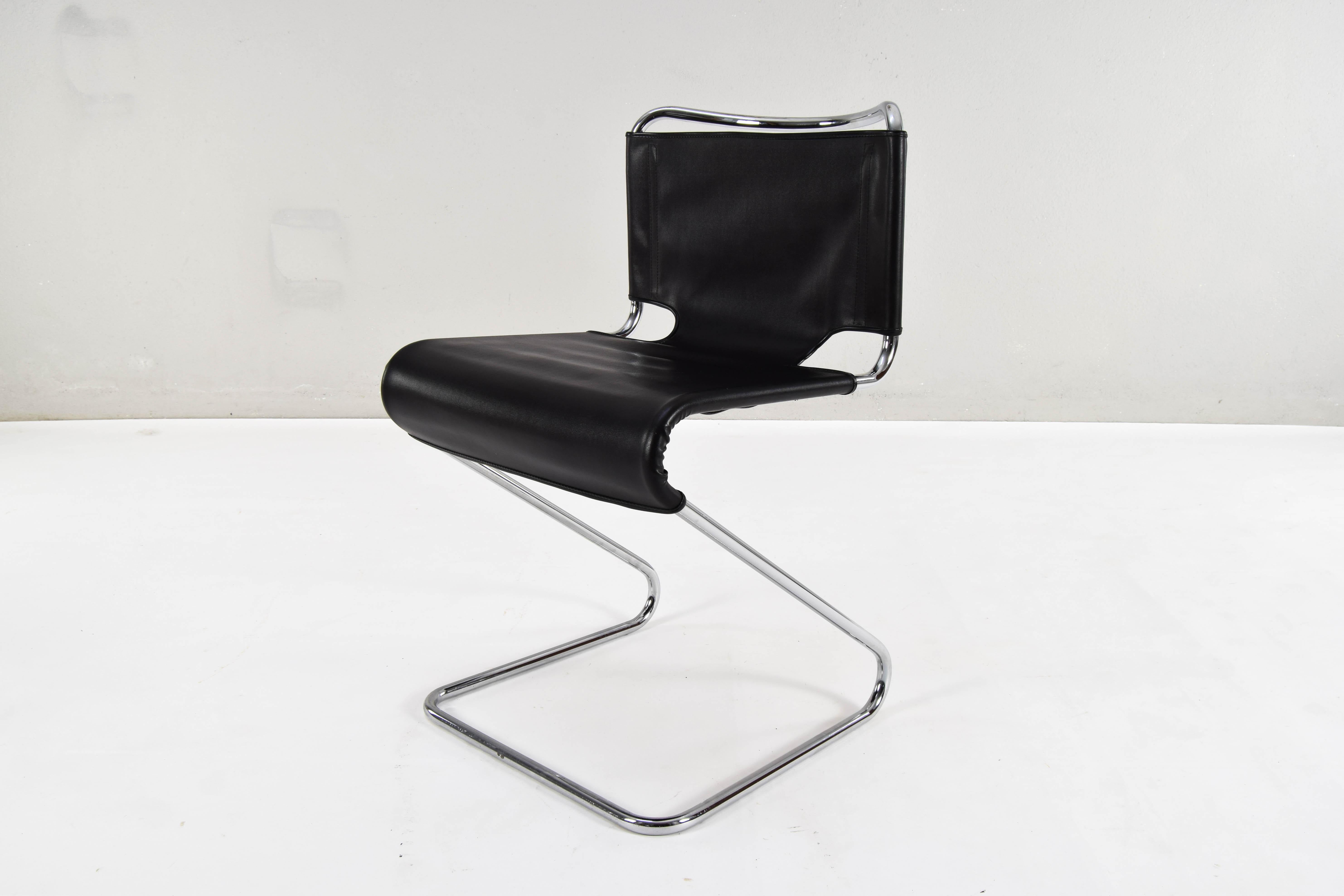 Pascal Mourgue ensemble de quatre chaises Biscia noires mi-siècle moderne, France, années 70 en vente 4