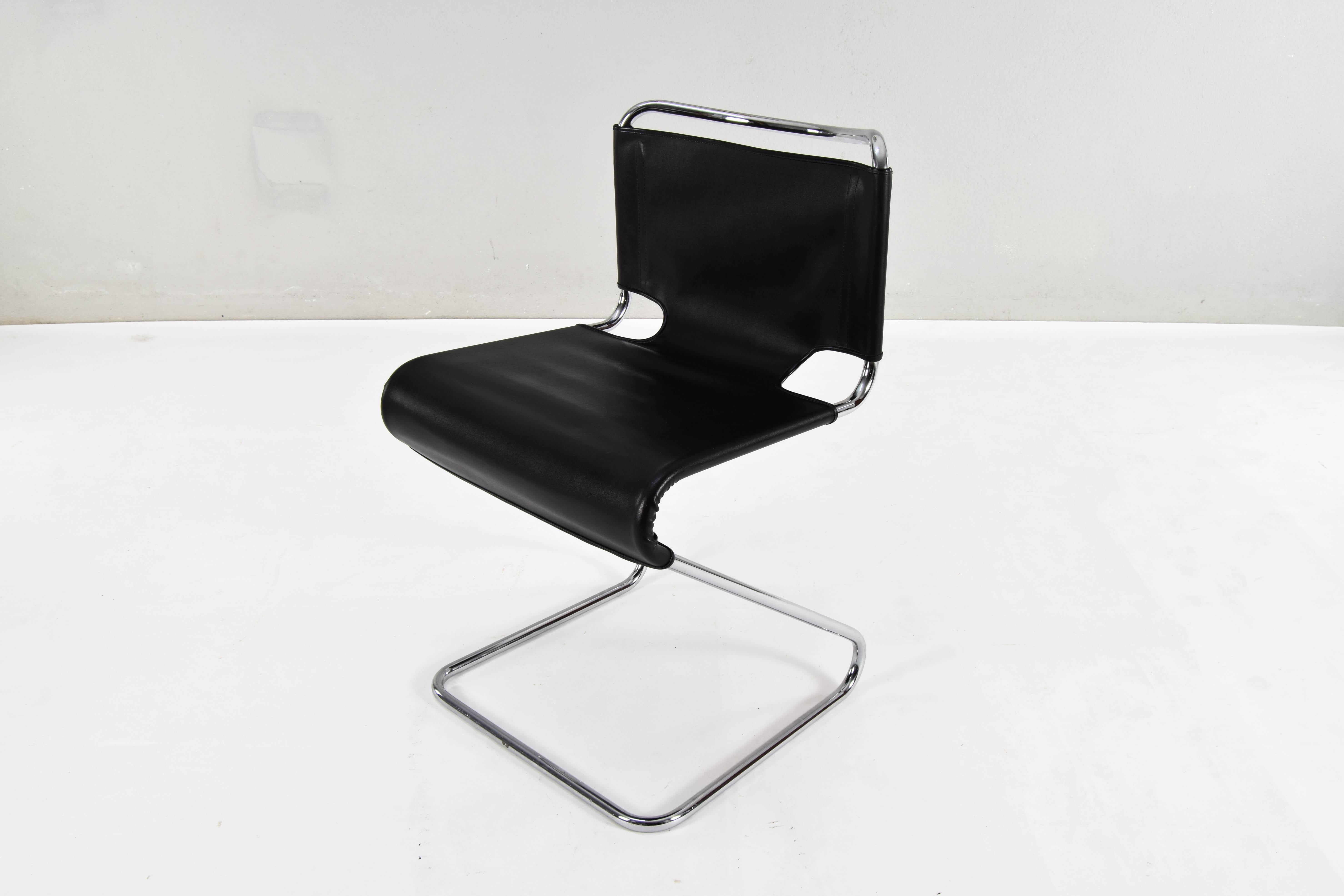 Pascal Mourgue ensemble de quatre chaises Biscia noires mi-siècle moderne, France, années 70 en vente 5