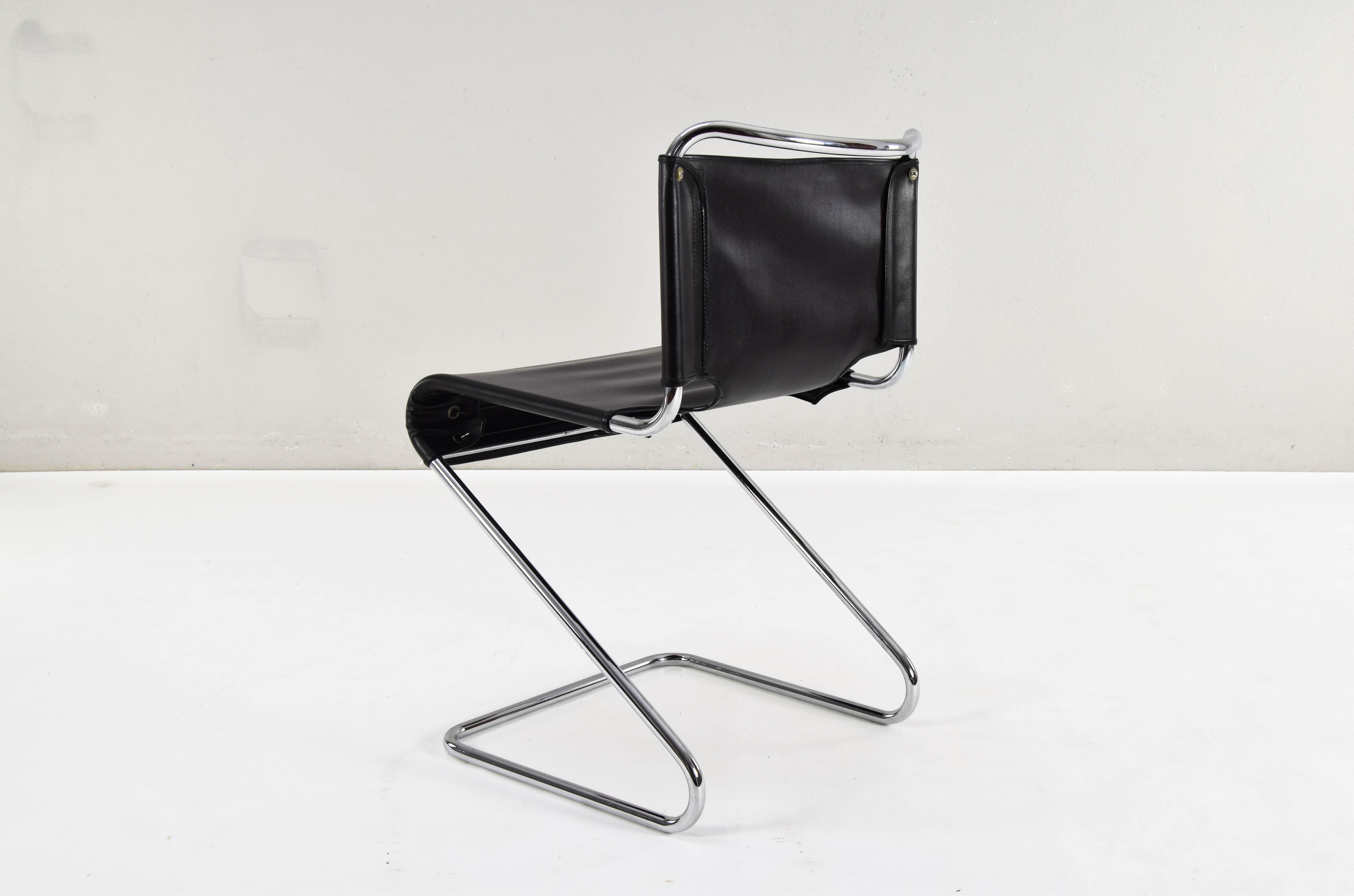 Pascal Mourgue ensemble de quatre chaises Biscia noires mi-siècle moderne, France, années 70 en vente 7
