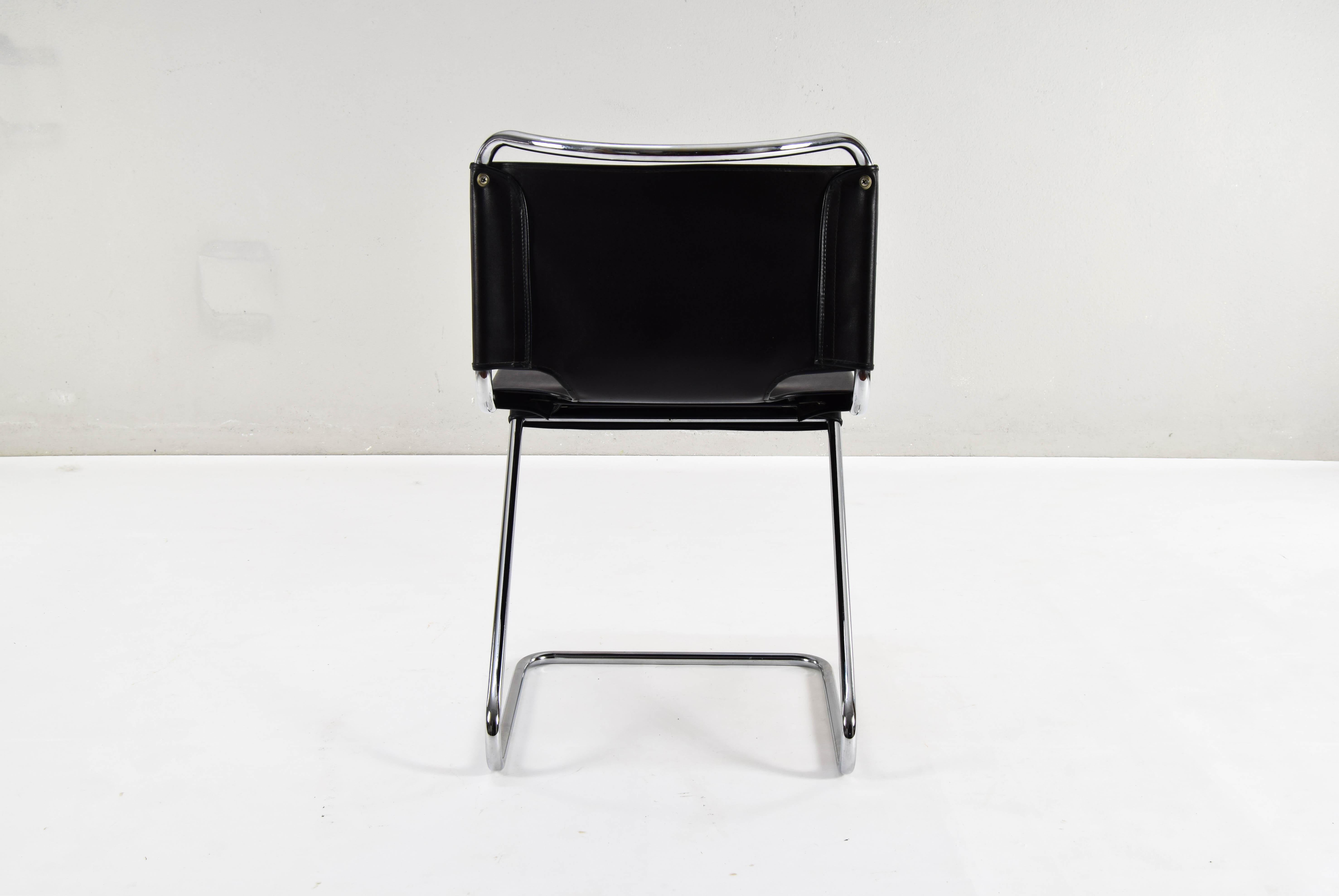 Pascal Mourgue ensemble de quatre chaises Biscia noires mi-siècle moderne, France, années 70 en vente 8