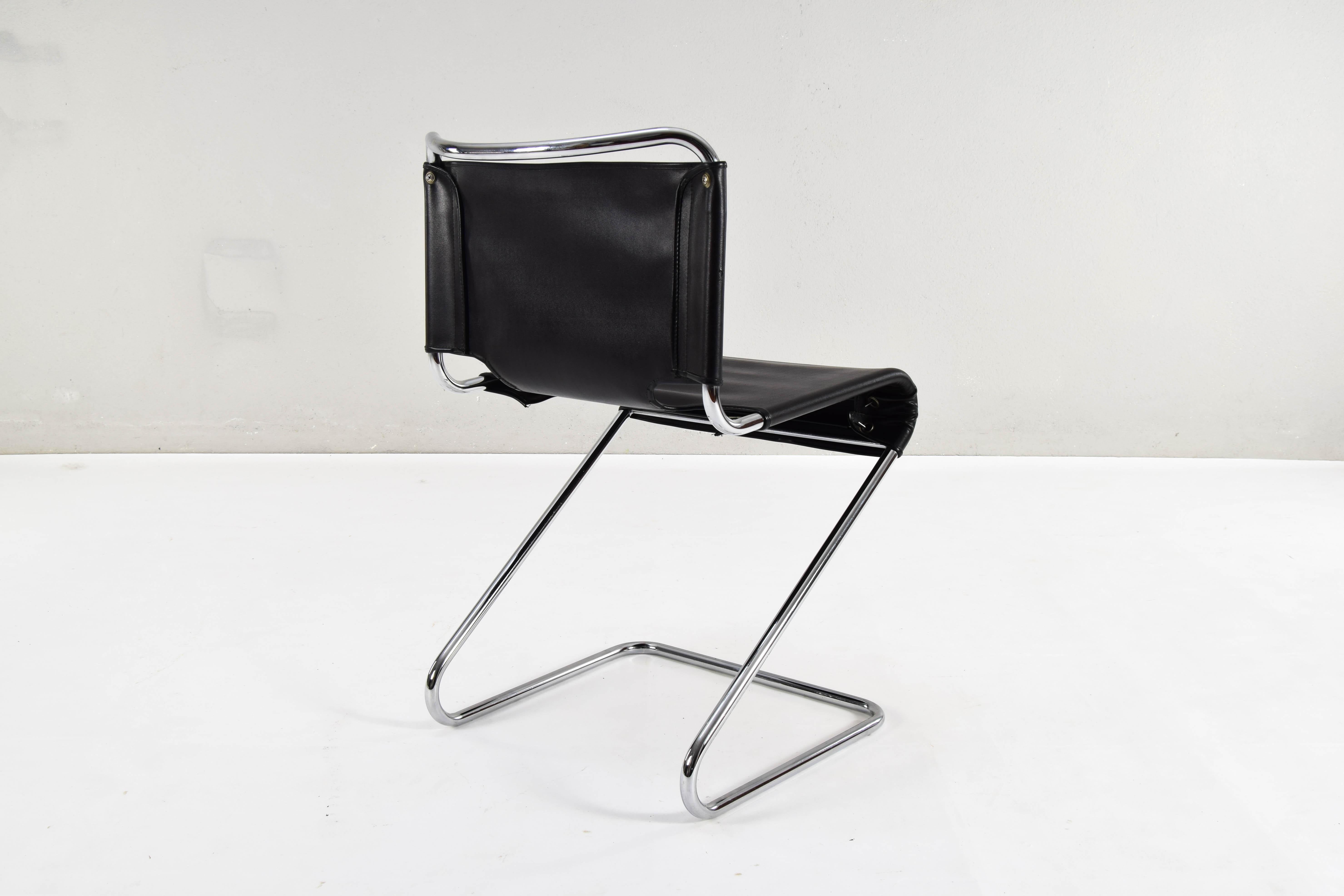 Pascal Mourgue ensemble de quatre chaises Biscia noires mi-siècle moderne, France, années 70 en vente 9