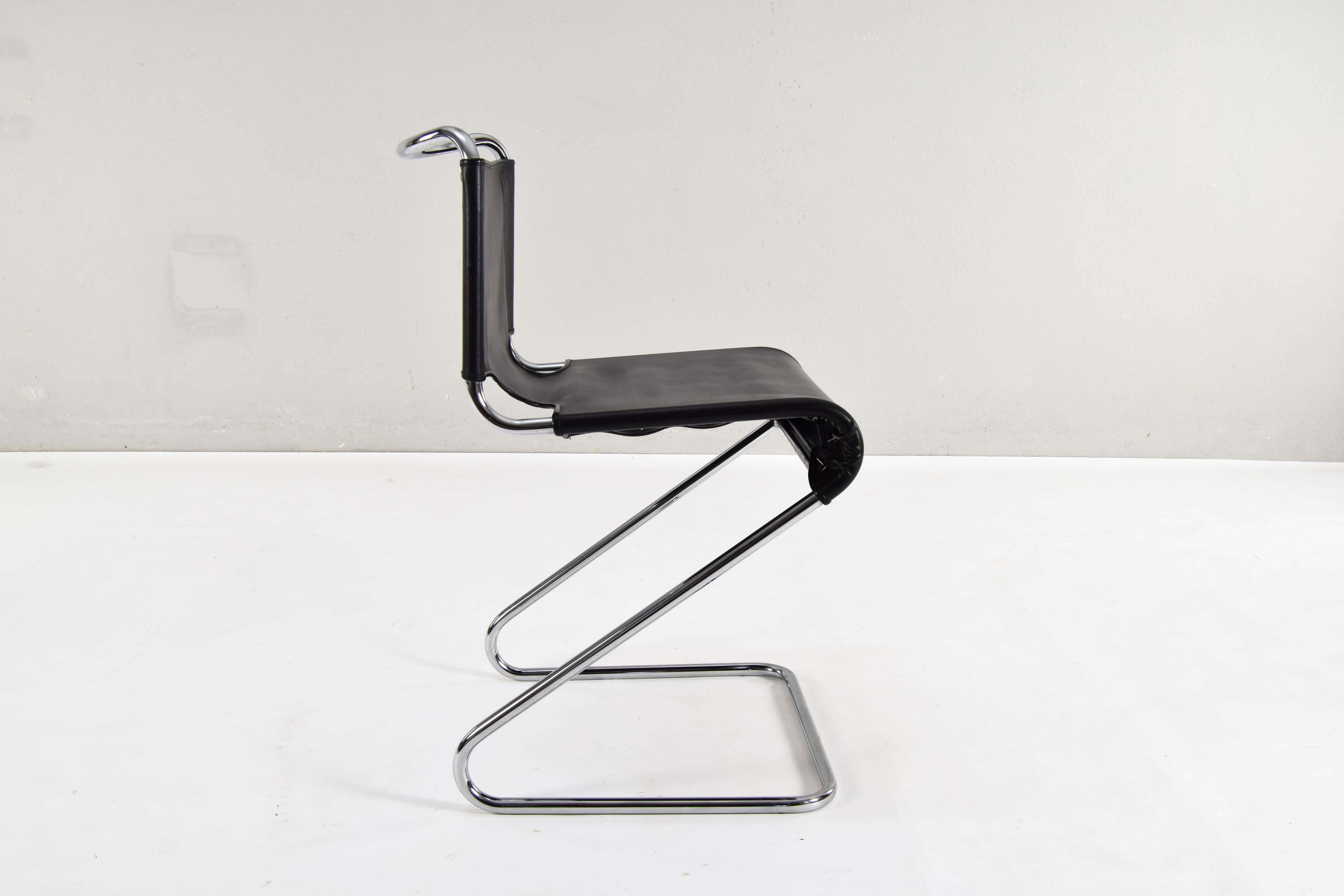 Pascal Mourgue ensemble de quatre chaises Biscia noires mi-siècle moderne, France, années 70 en vente 10