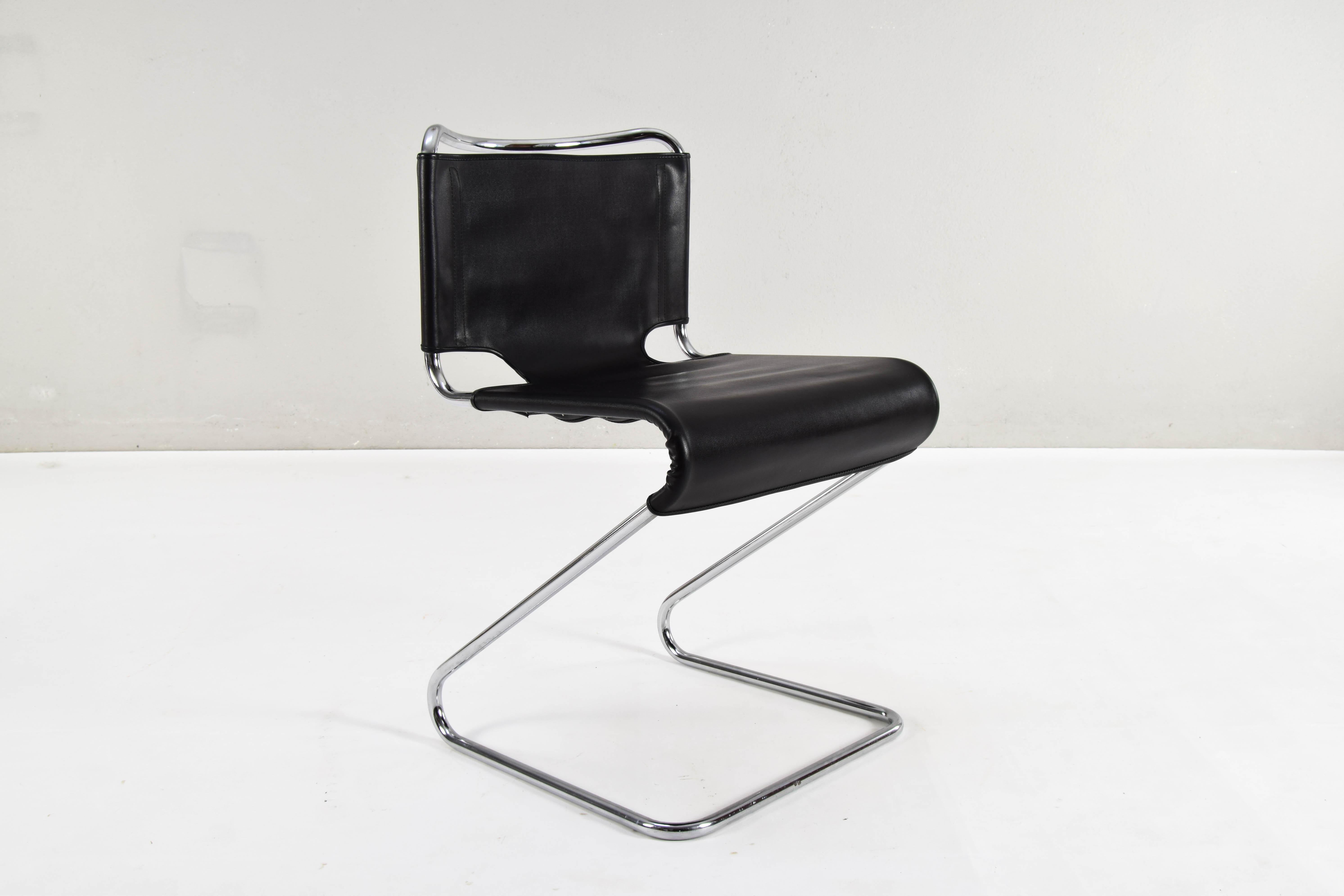 Pascal Mourgue ensemble de quatre chaises Biscia noires mi-siècle moderne, France, années 70 en vente 11