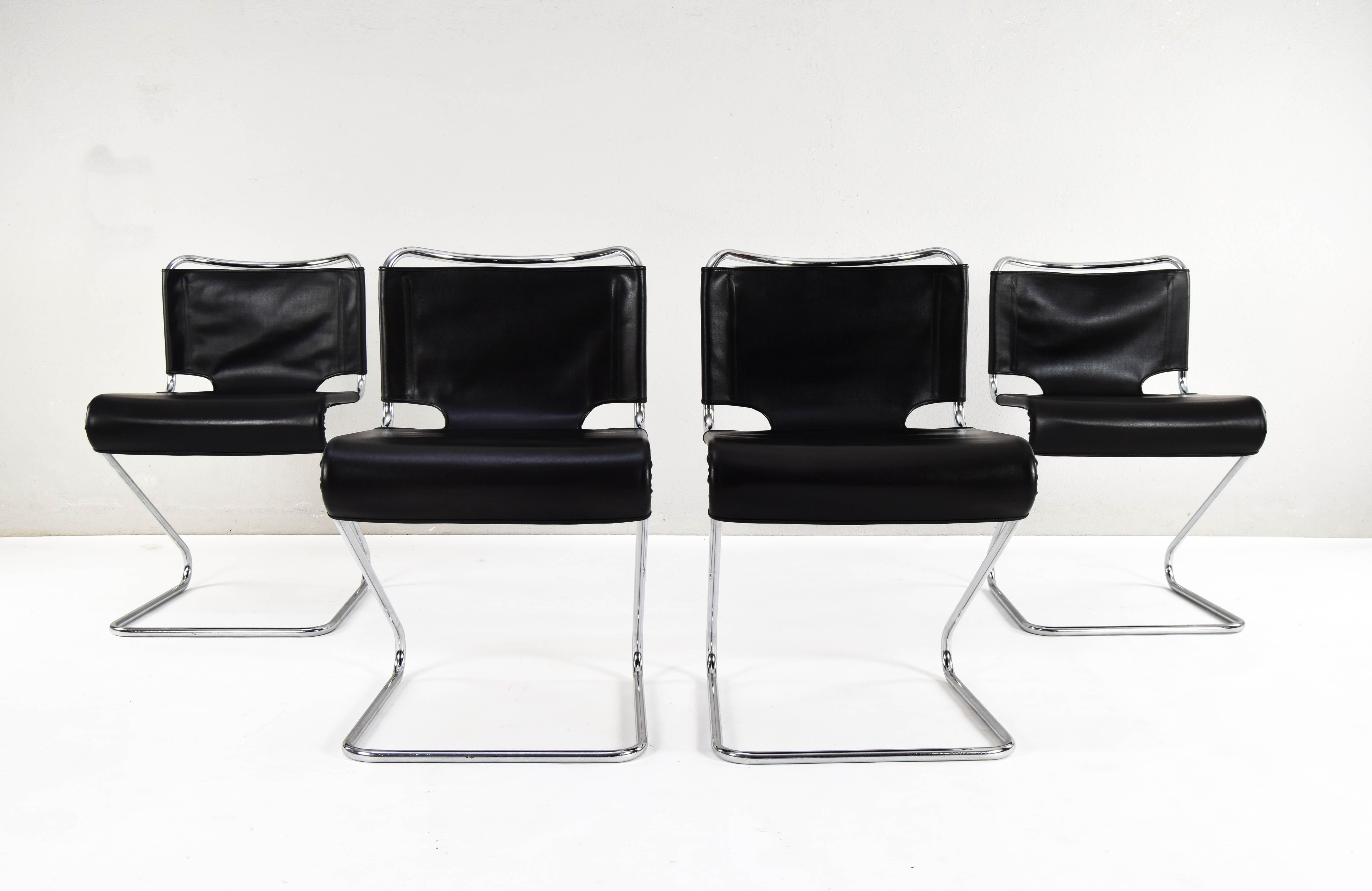 Pascal Mourgue for Steiner, set of 4 'Biscia' stackable dining chairs, steel, vinyl leather, France. Designed in the 60s, this edition belongs to the late 60s or early 70s.

Set of four Biscia model cantilever chairs in black skay. These chairs have