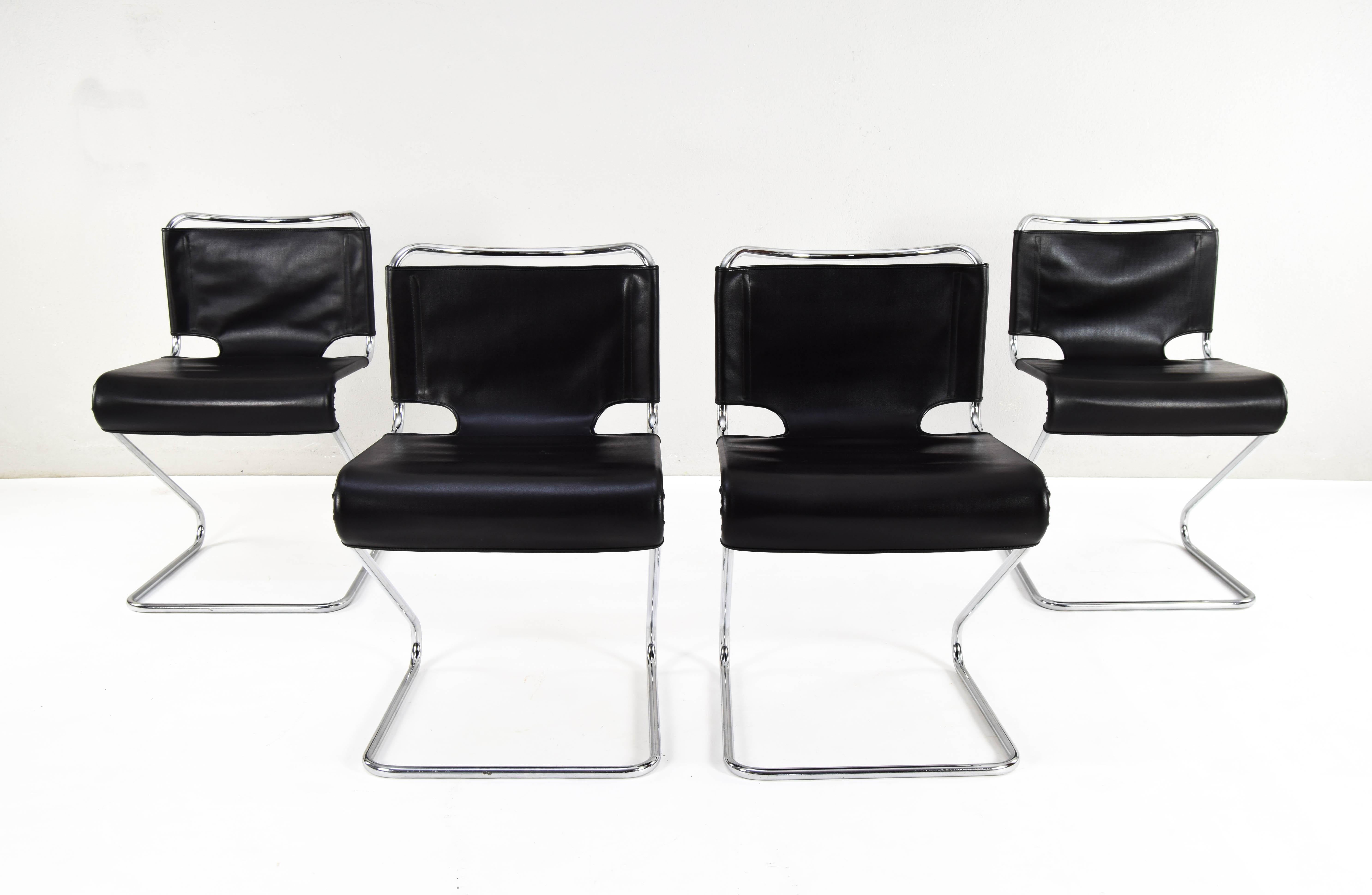 Mid-Century Modern Pascal Mourgue ensemble de quatre chaises Biscia noires mi-siècle moderne, France, années 70 en vente