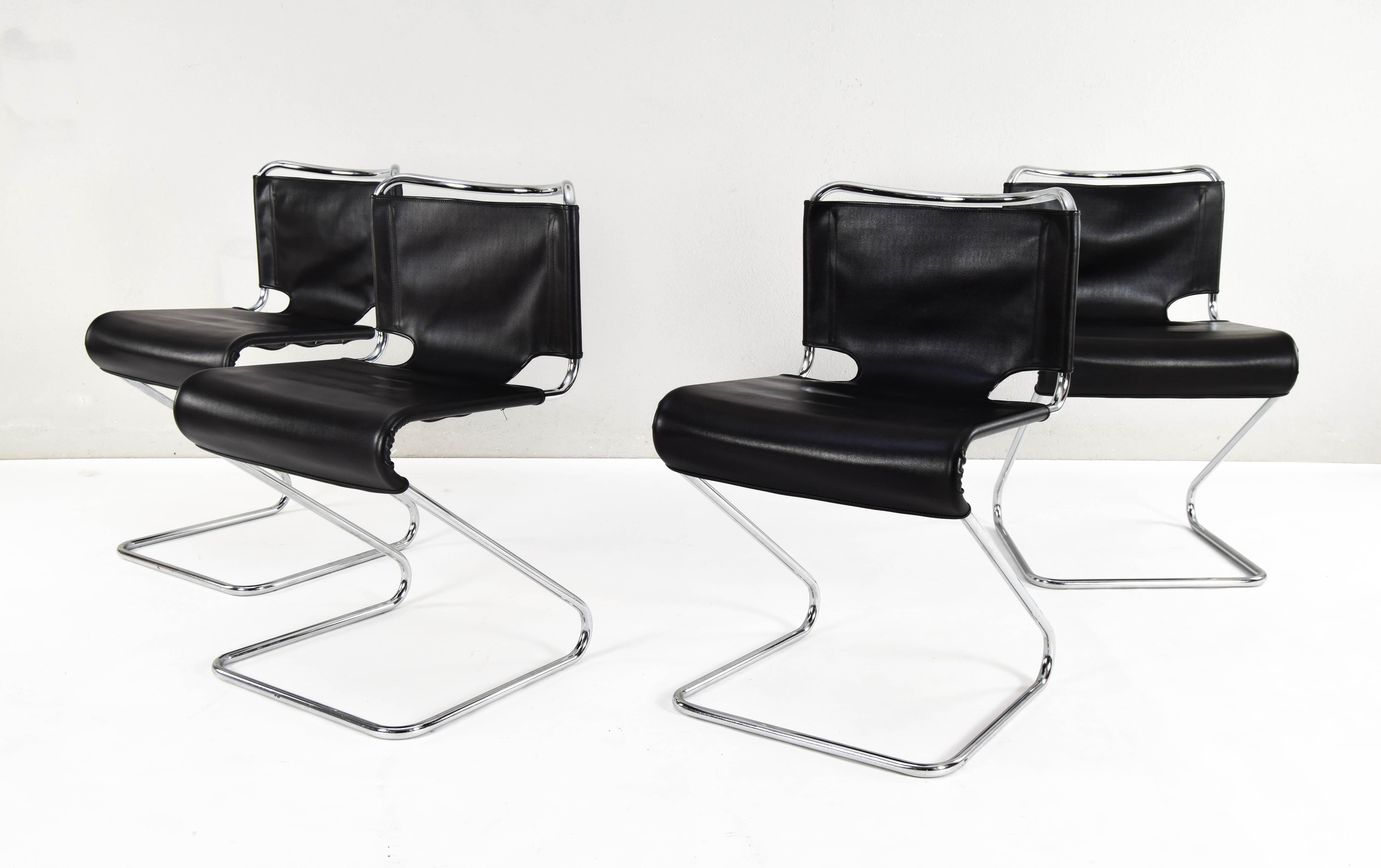 Français Pascal Mourgue ensemble de quatre chaises Biscia noires mi-siècle moderne, France, années 70 en vente