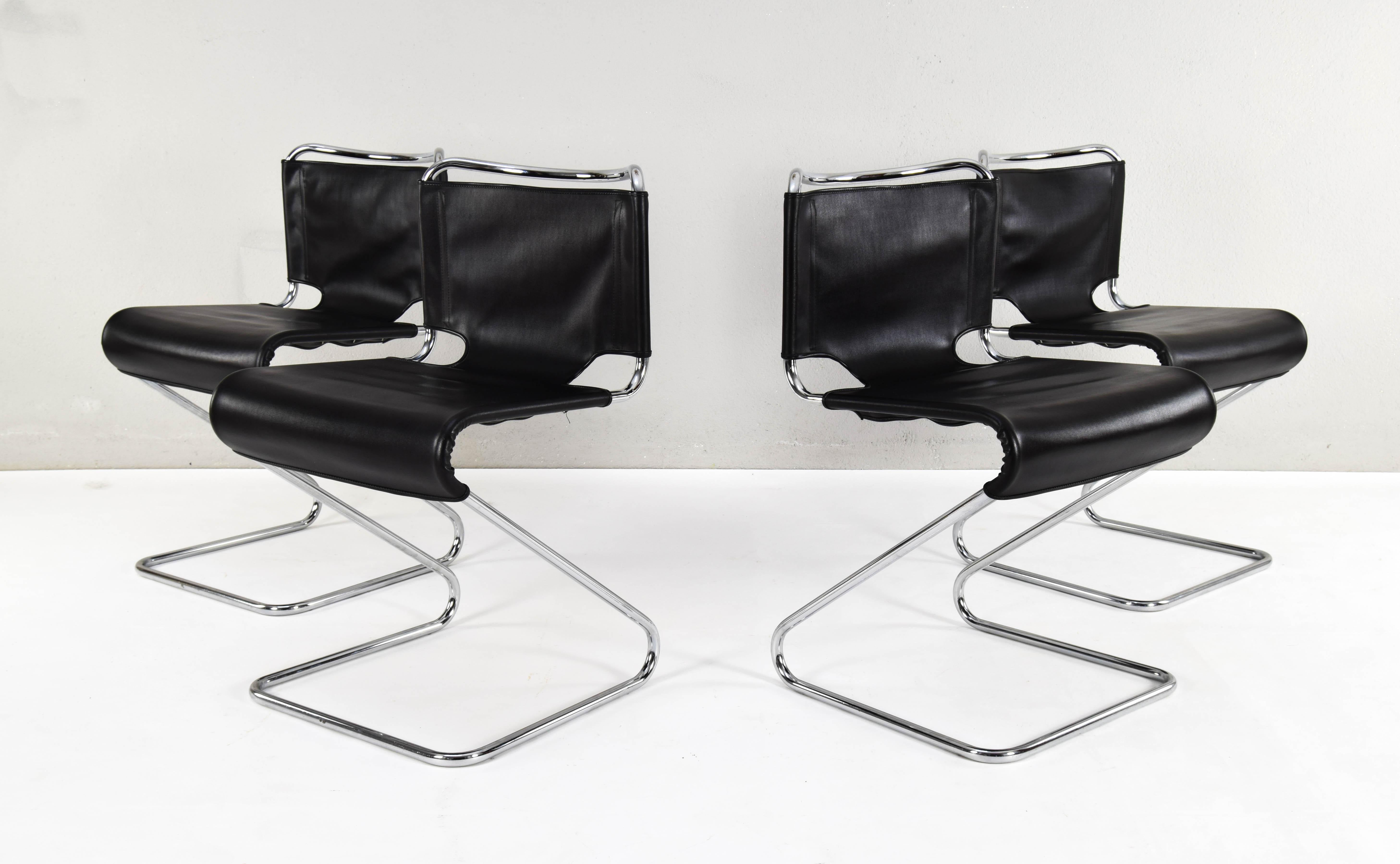 Pascal Mourgue ensemble de quatre chaises Biscia noires mi-siècle moderne, France, années 70 Bon état - En vente à Escalona, Toledo