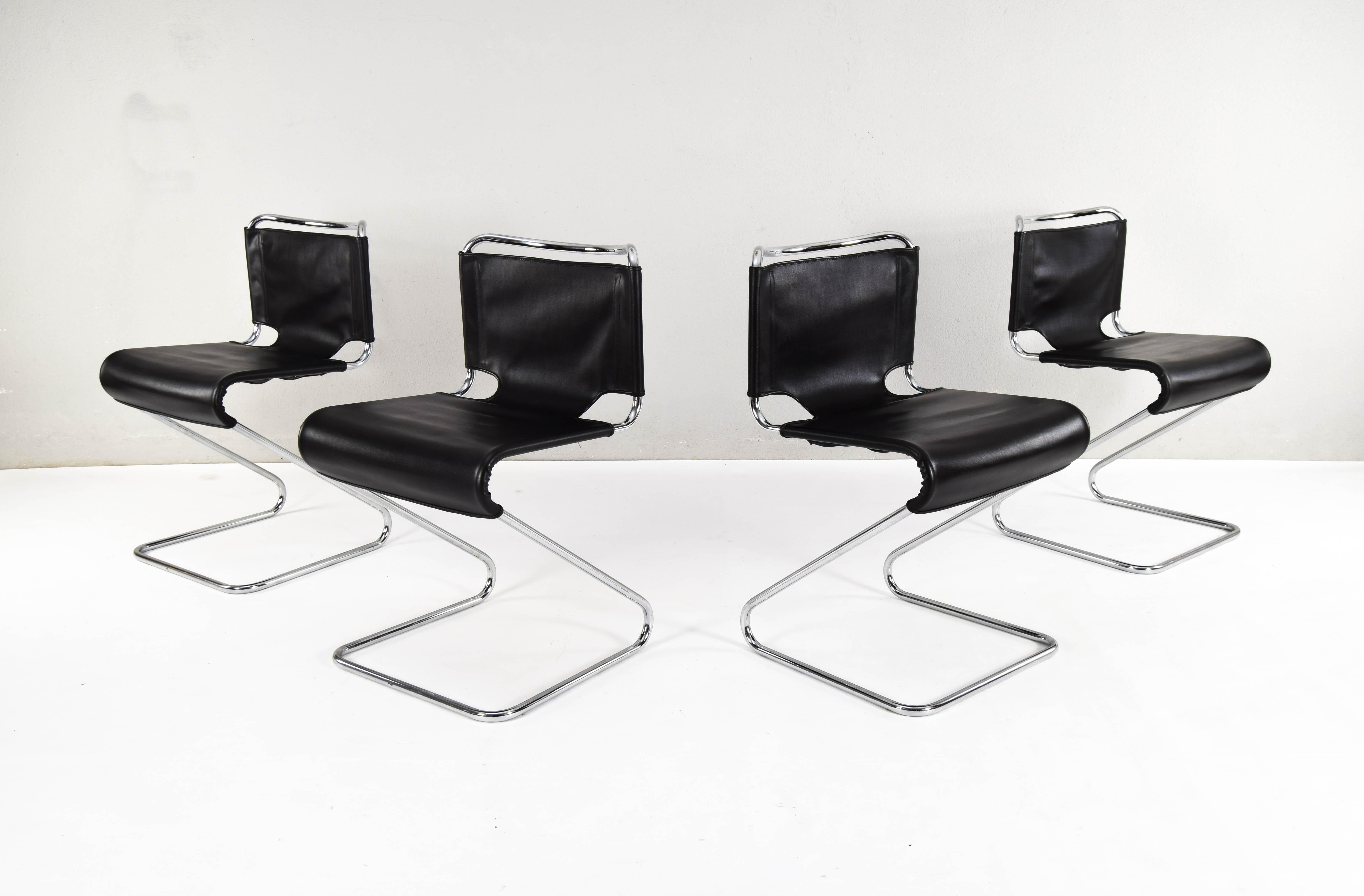 Fin du 20e siècle Pascal Mourgue ensemble de quatre chaises Biscia noires mi-siècle moderne, France, années 70 en vente
