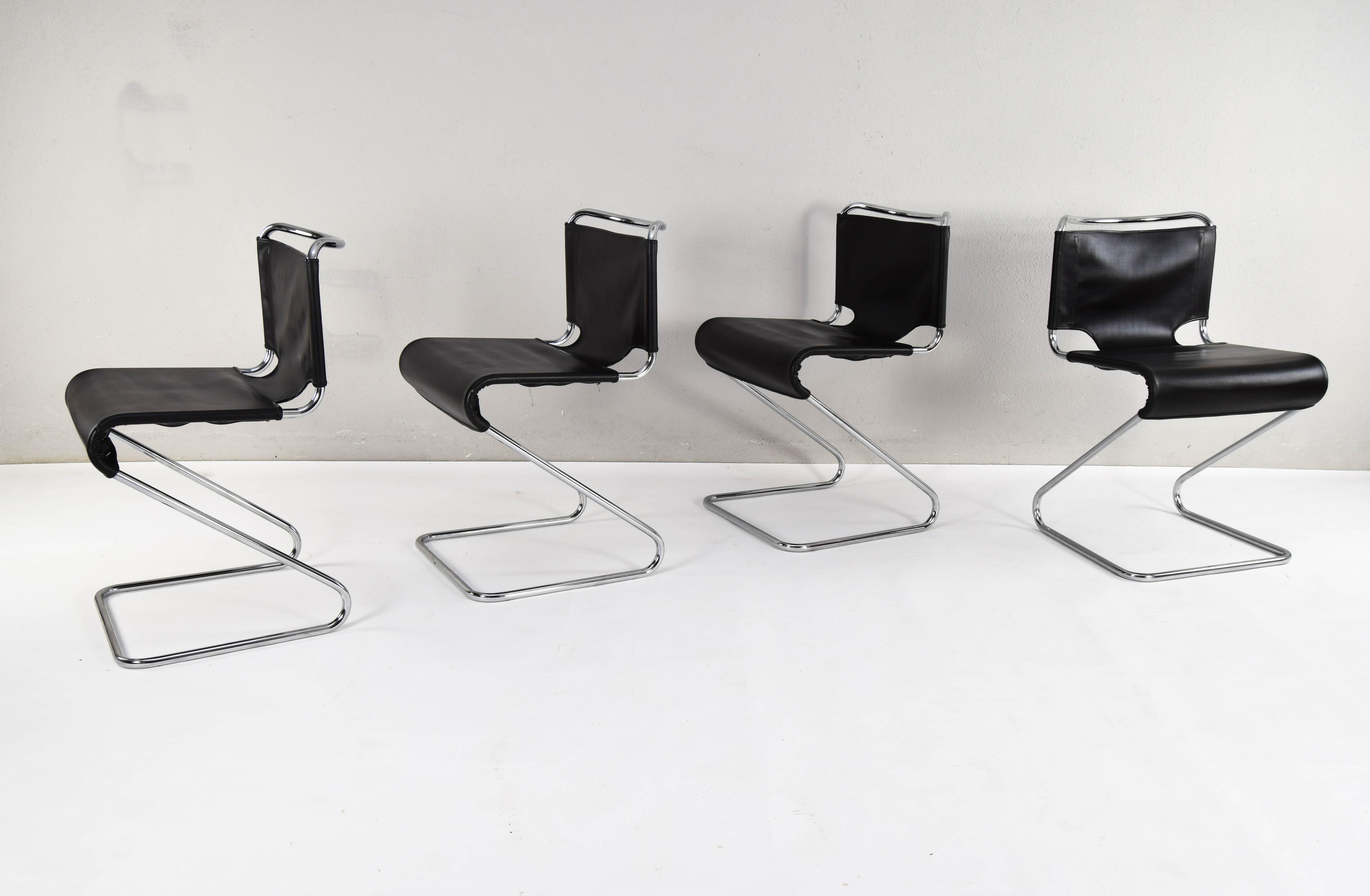 Acier Pascal Mourgue ensemble de quatre chaises Biscia noires mi-siècle moderne, France, années 70 en vente