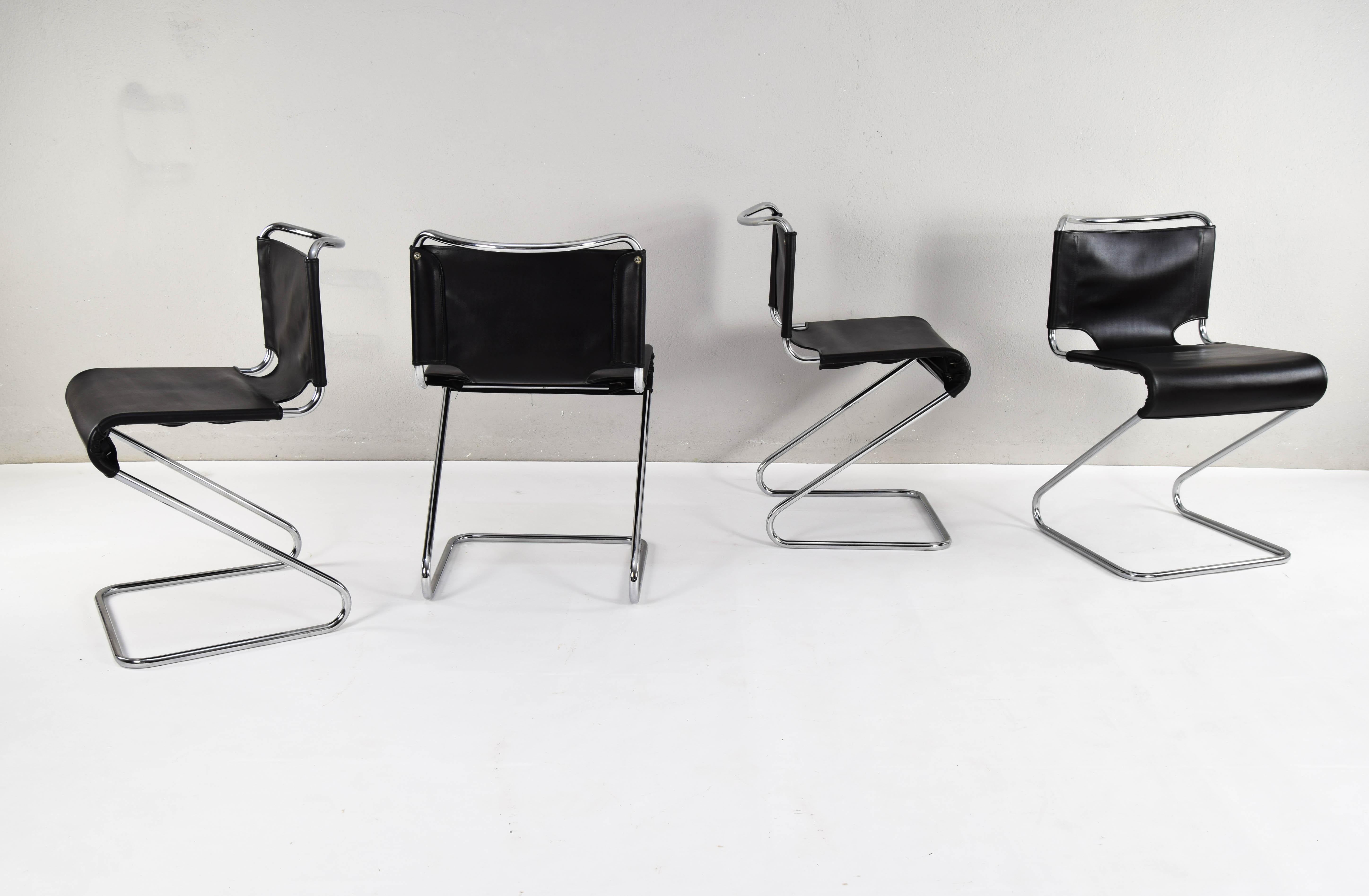 Pascal Mourgue ensemble de quatre chaises Biscia noires mi-siècle moderne, France, années 70 en vente 1