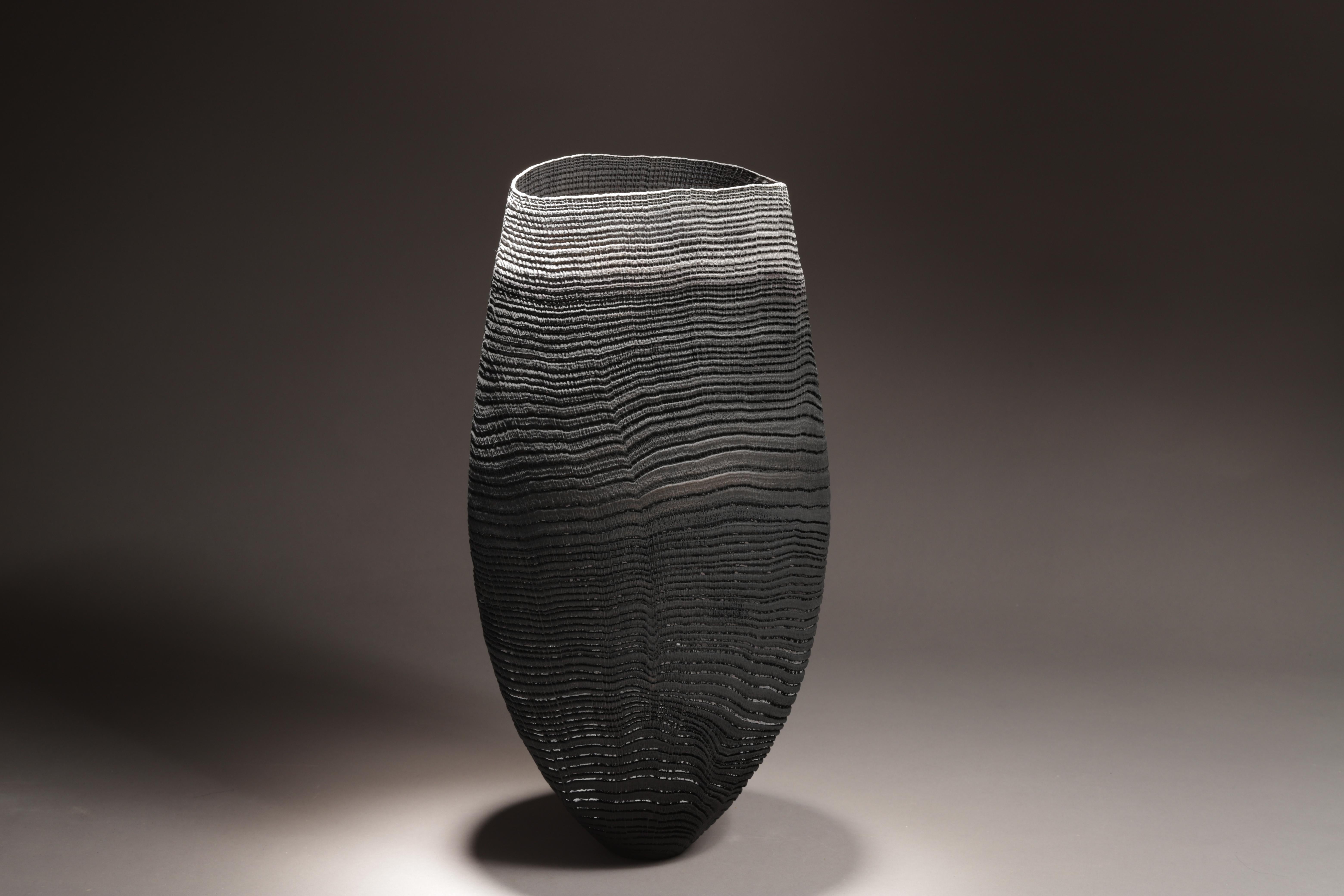 Schwarz-graue Vase-Skulptur 1026 aus gedrechselter und sandgestrahlter Eiche (Zeitgenössisch), Art, von pascal oudet