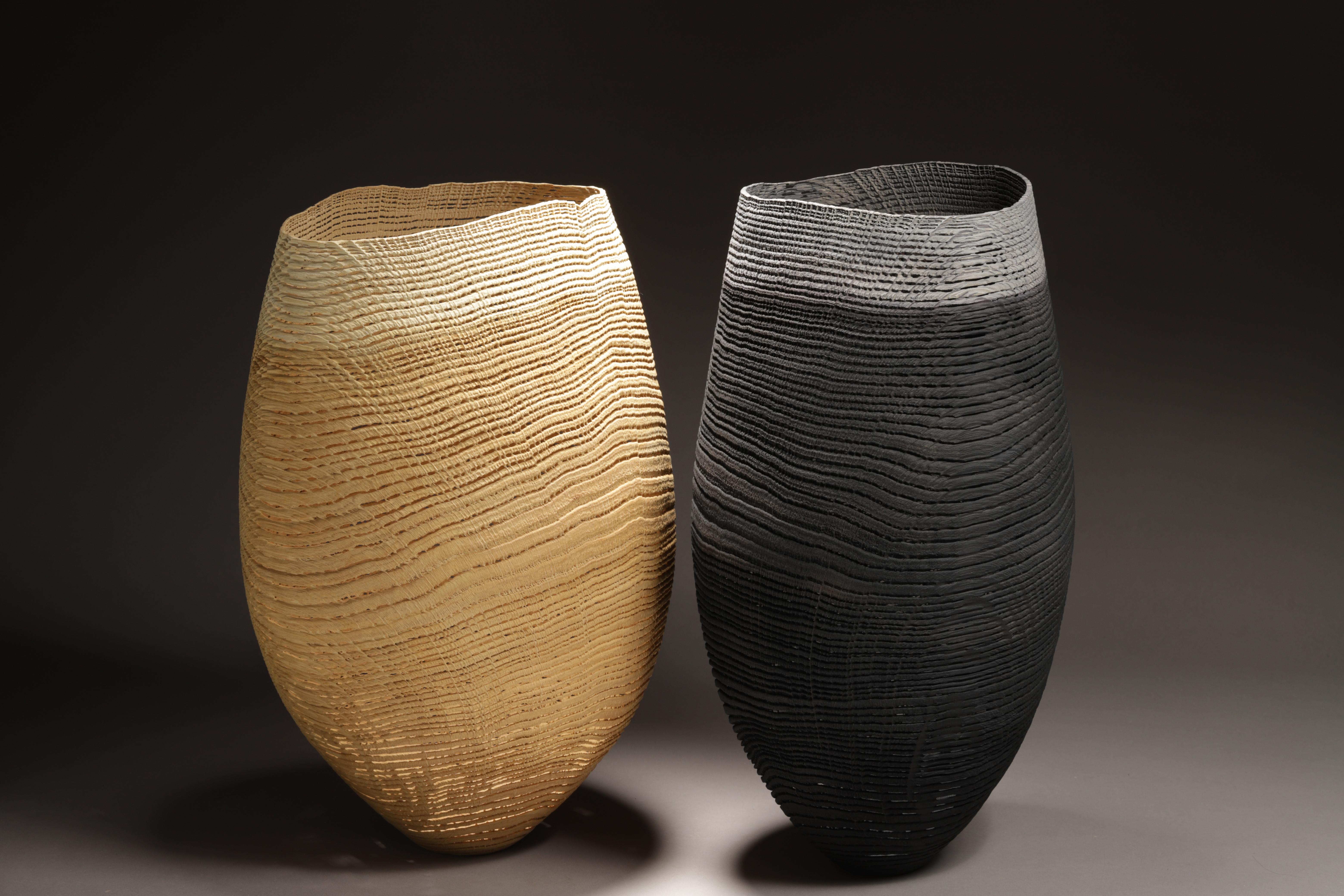 Schwarz-graue Vase-Skulptur 1026 aus gedrechselter und sandgestrahlter Eiche im Angebot 1