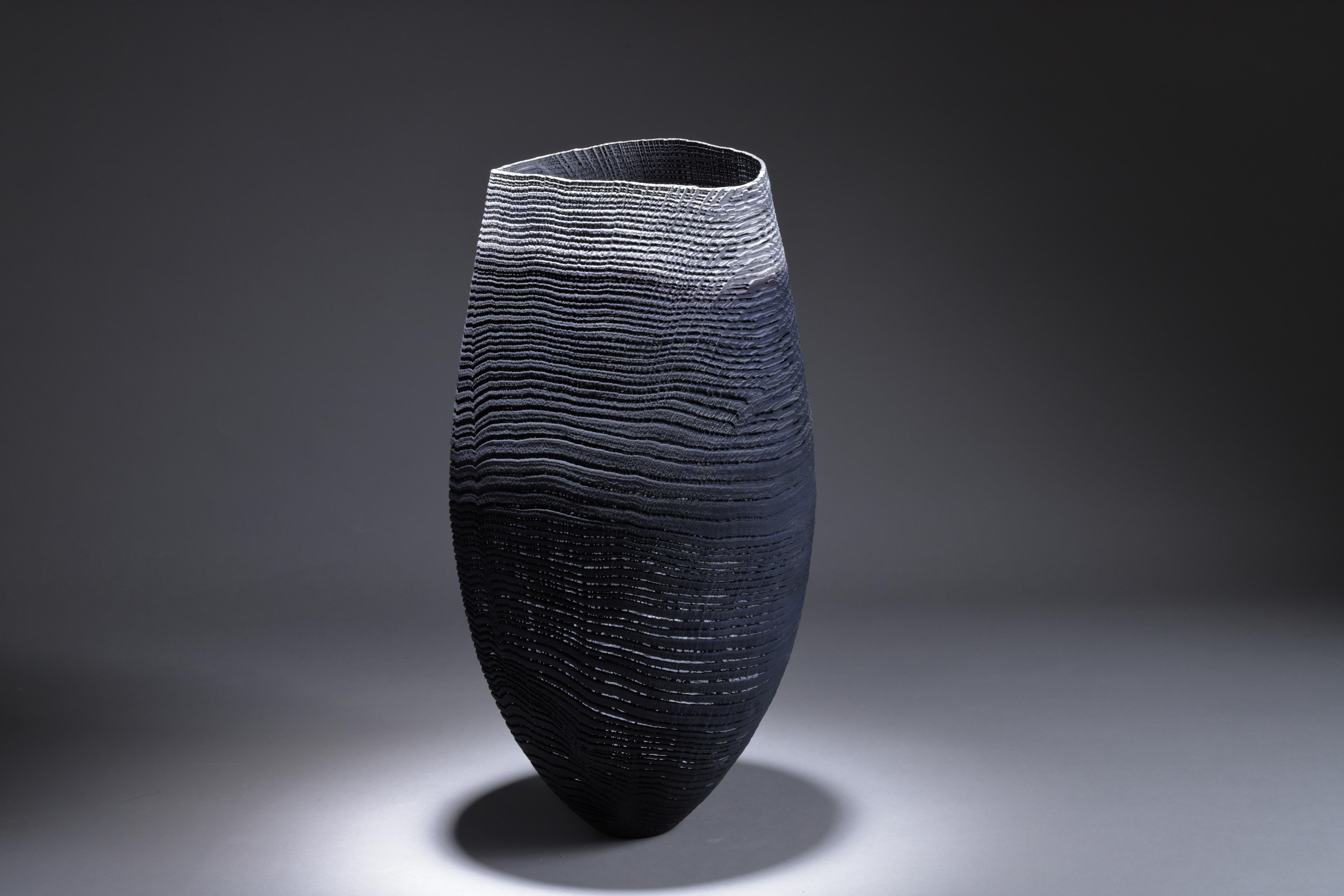 Schwarz-graue Vase-Skulptur 1026 aus gedrechselter und sandgestrahlter Eiche – Art von pascal oudet
