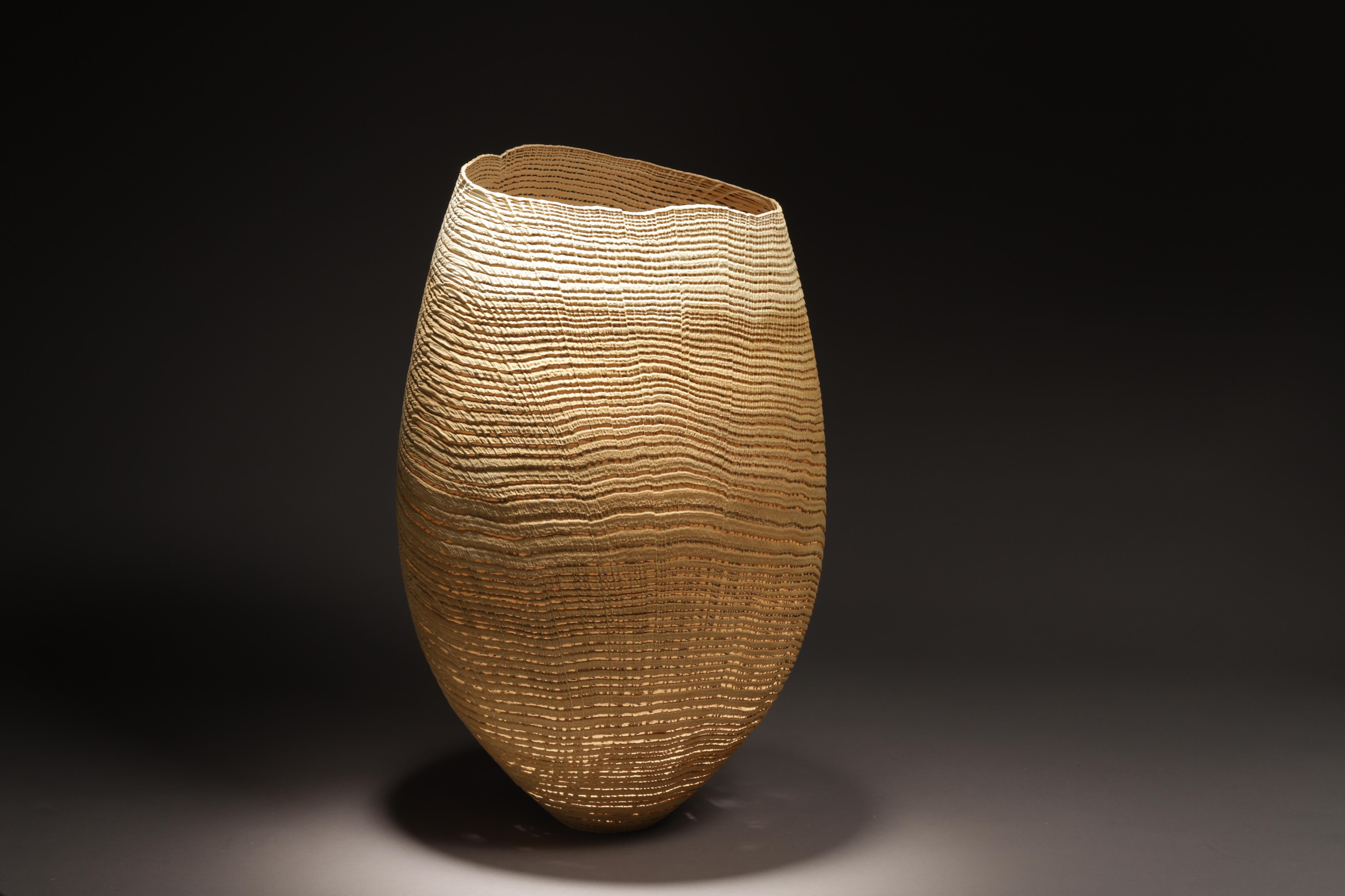 Natürliche beigefarbene Vase-Skulptur 1029 aus gedrechselter und sandgestrahlter Eiche (Zeitgenössisch), Art, von pascal oudet