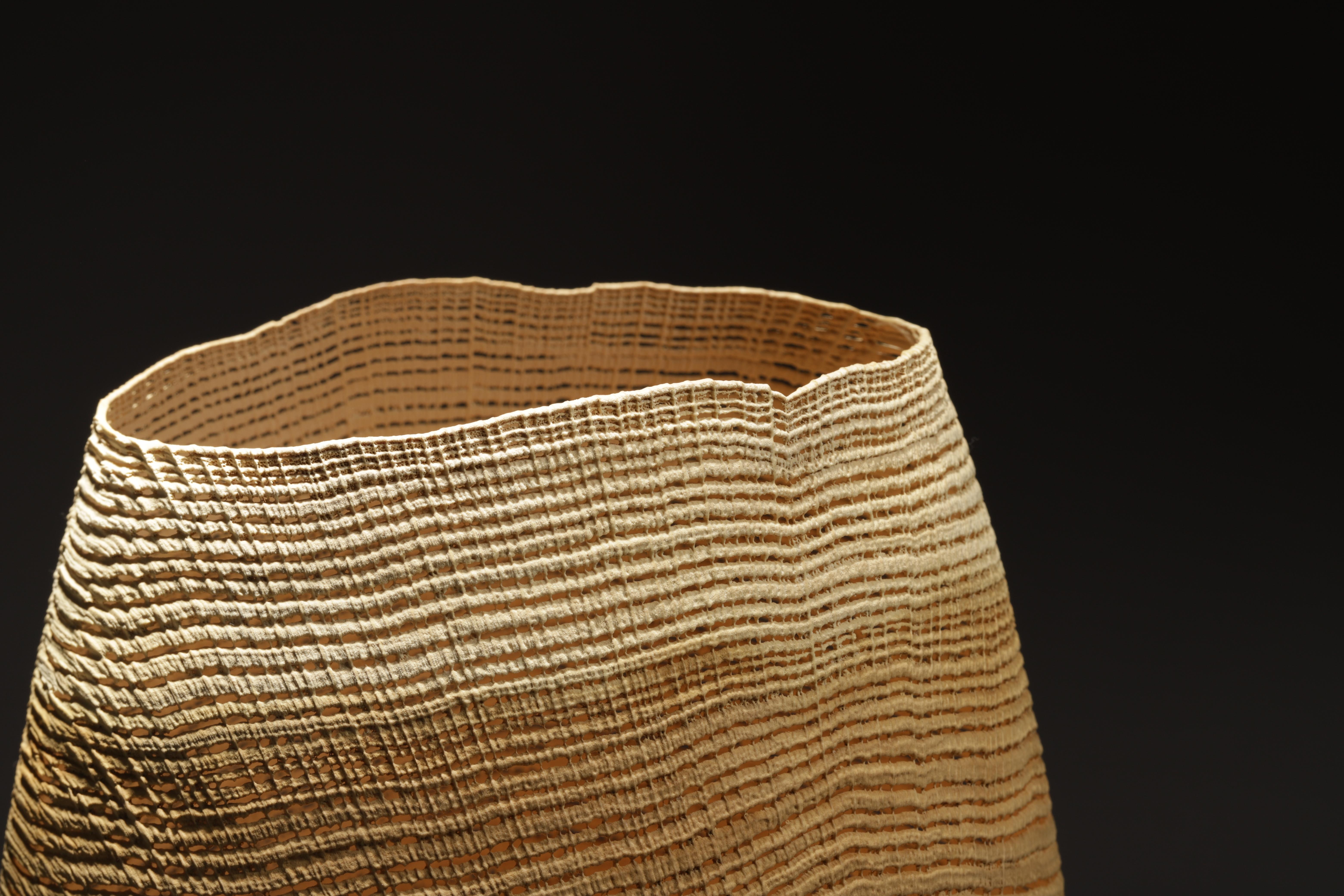 Natürliche beigefarbene Vase-Skulptur 1029 aus gedrechselter und sandgestrahlter Eiche im Angebot 1