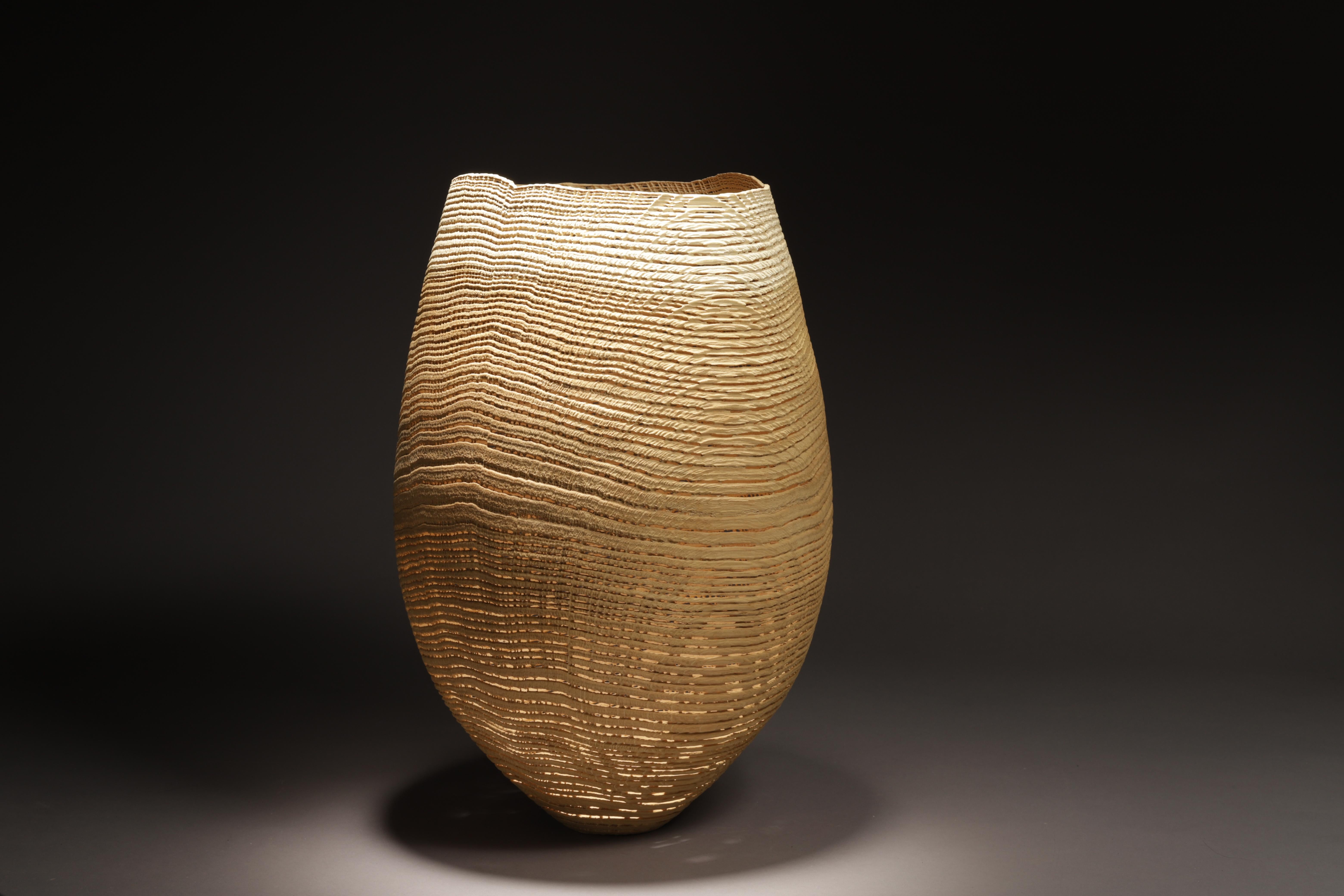 Natürliche beigefarbene Vase-Skulptur 1029 aus gedrechselter und sandgestrahlter Eiche – Art von pascal oudet