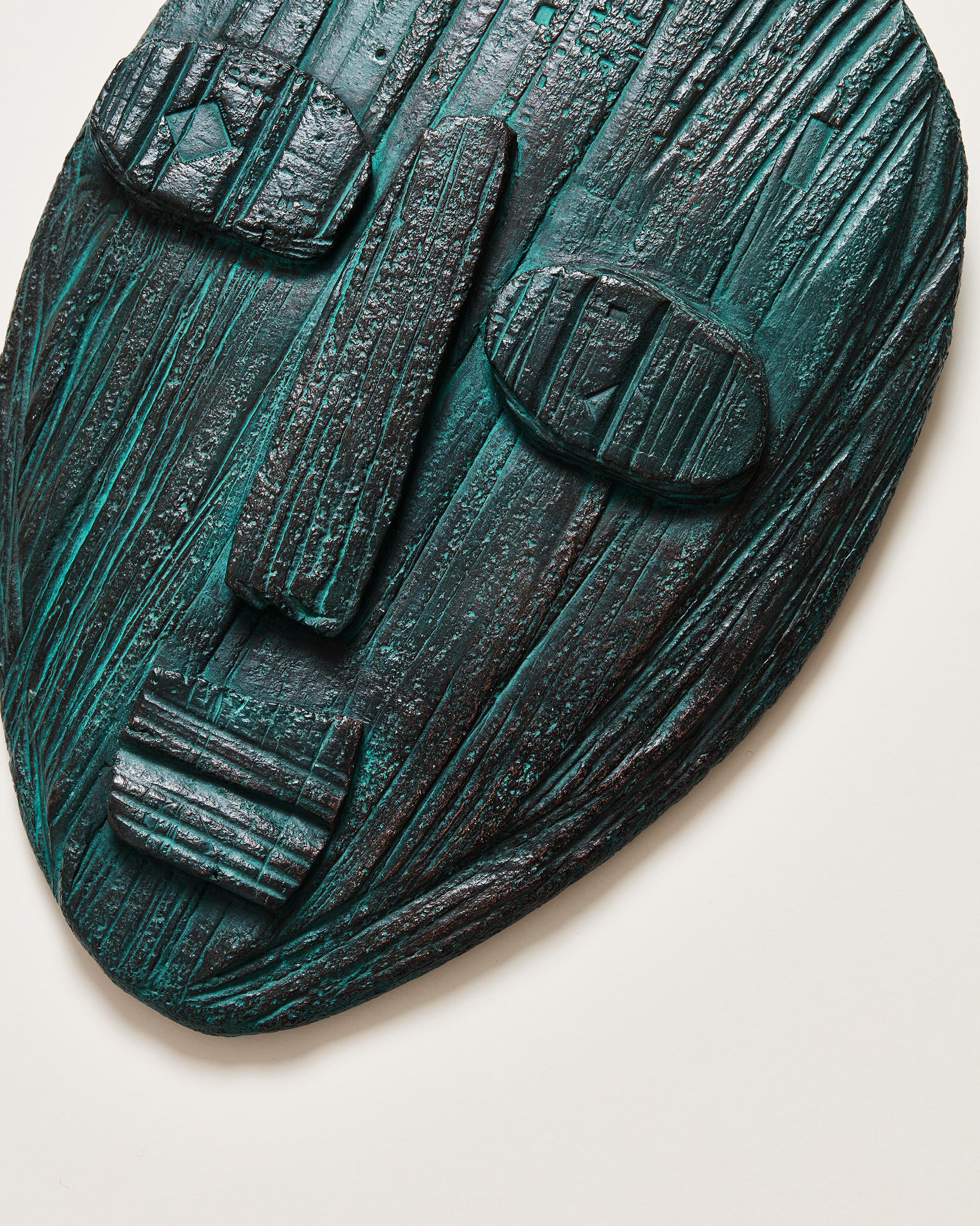 Masken origine – zeitgenössische Keramik-Porträtskulptur – Sculpture von Pascale Hamelin