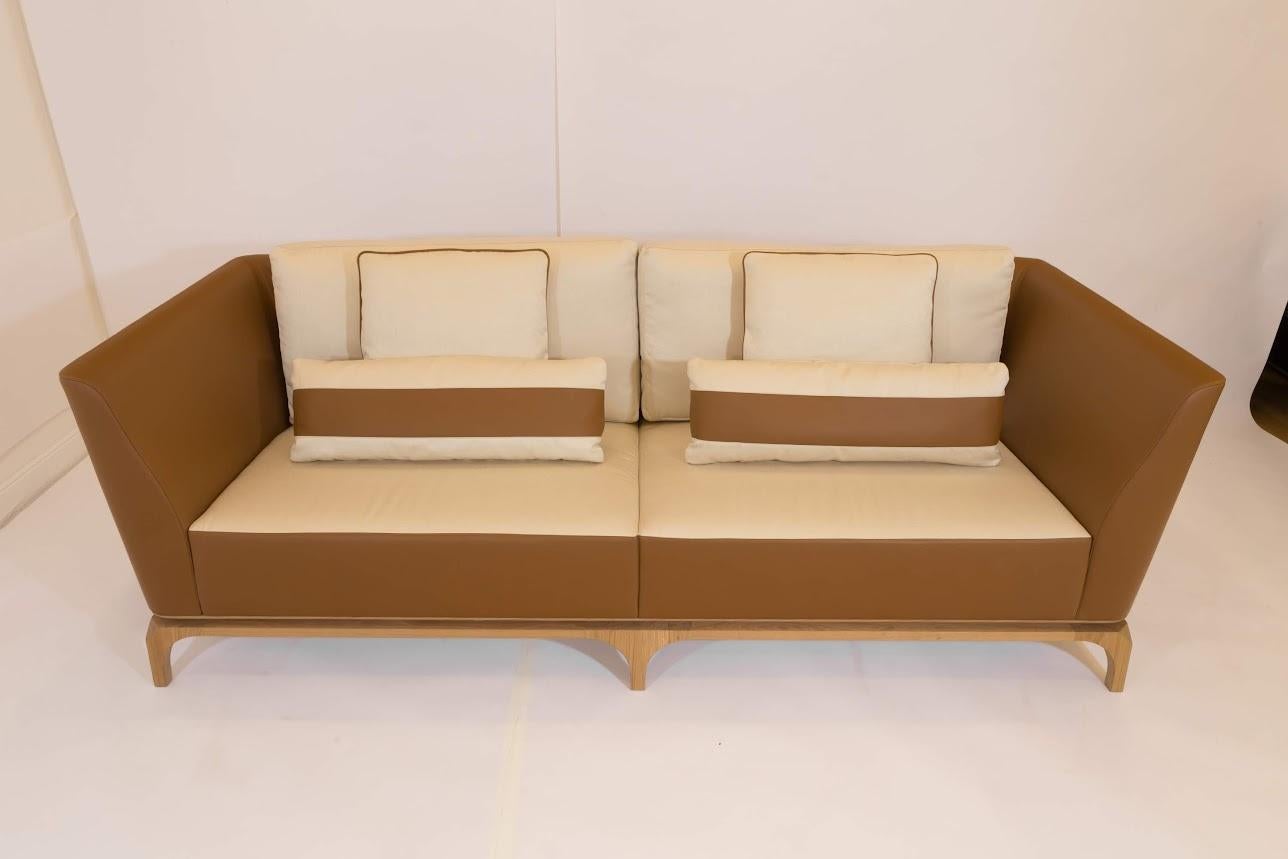 
































Divano PASCALE di Hugues Chevalier

Contrasti eleganti in stile contemporaneo.



Il divano Pascale combina il comfort con un'eleganza senza tempo, offrendo un'estetica raffinata per gli interni moderni. Il mix