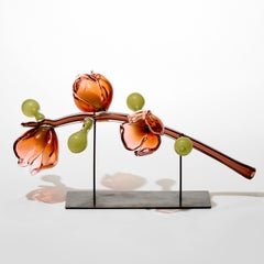 Pascha, eine von rosa und grünen Blumen inspirierte Glasskulptur von Michèle Oberdieck