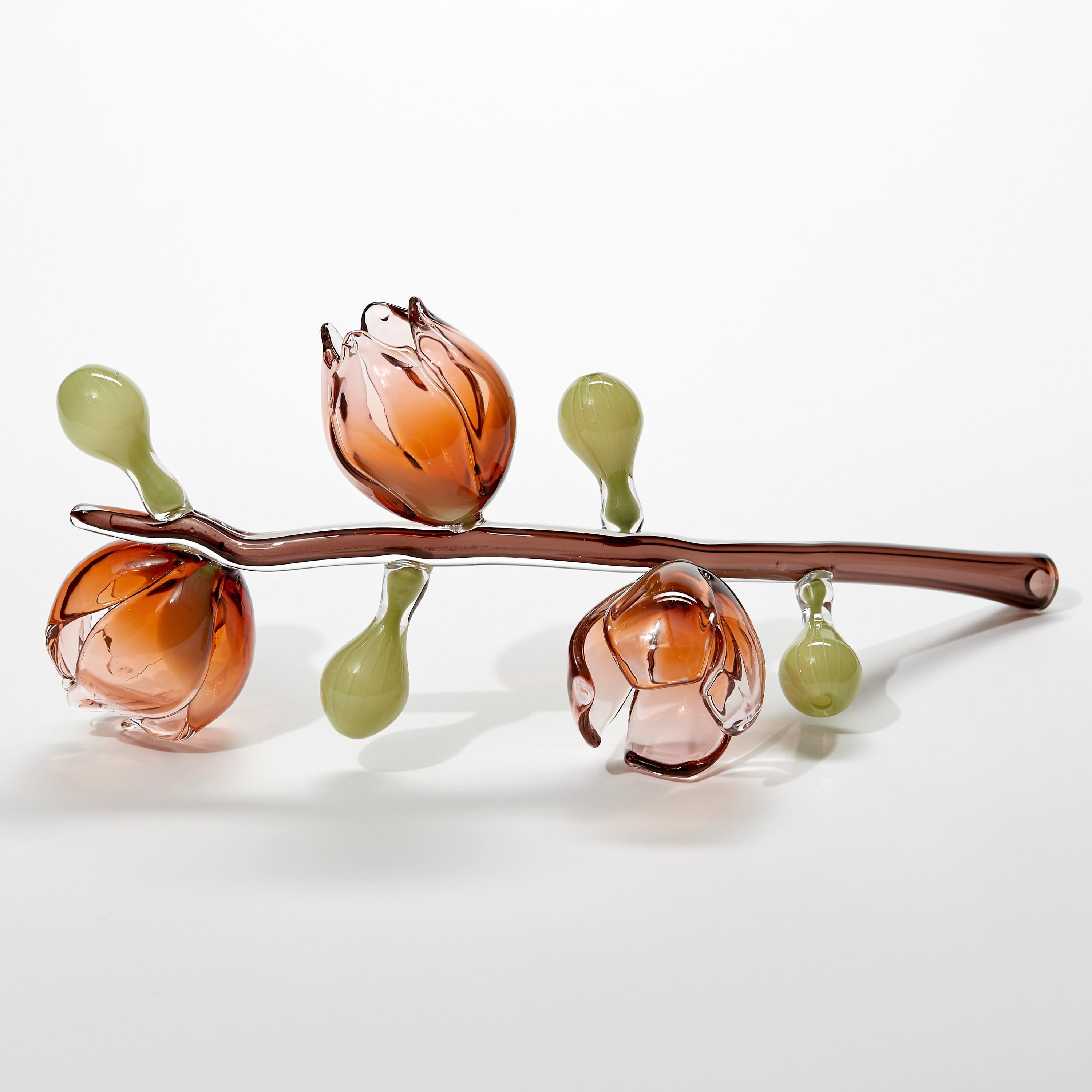 Pascha, eine von rosa und grünen Blumen inspirierte Glasskulptur von Michèle Oberdieck (Britisch) im Angebot