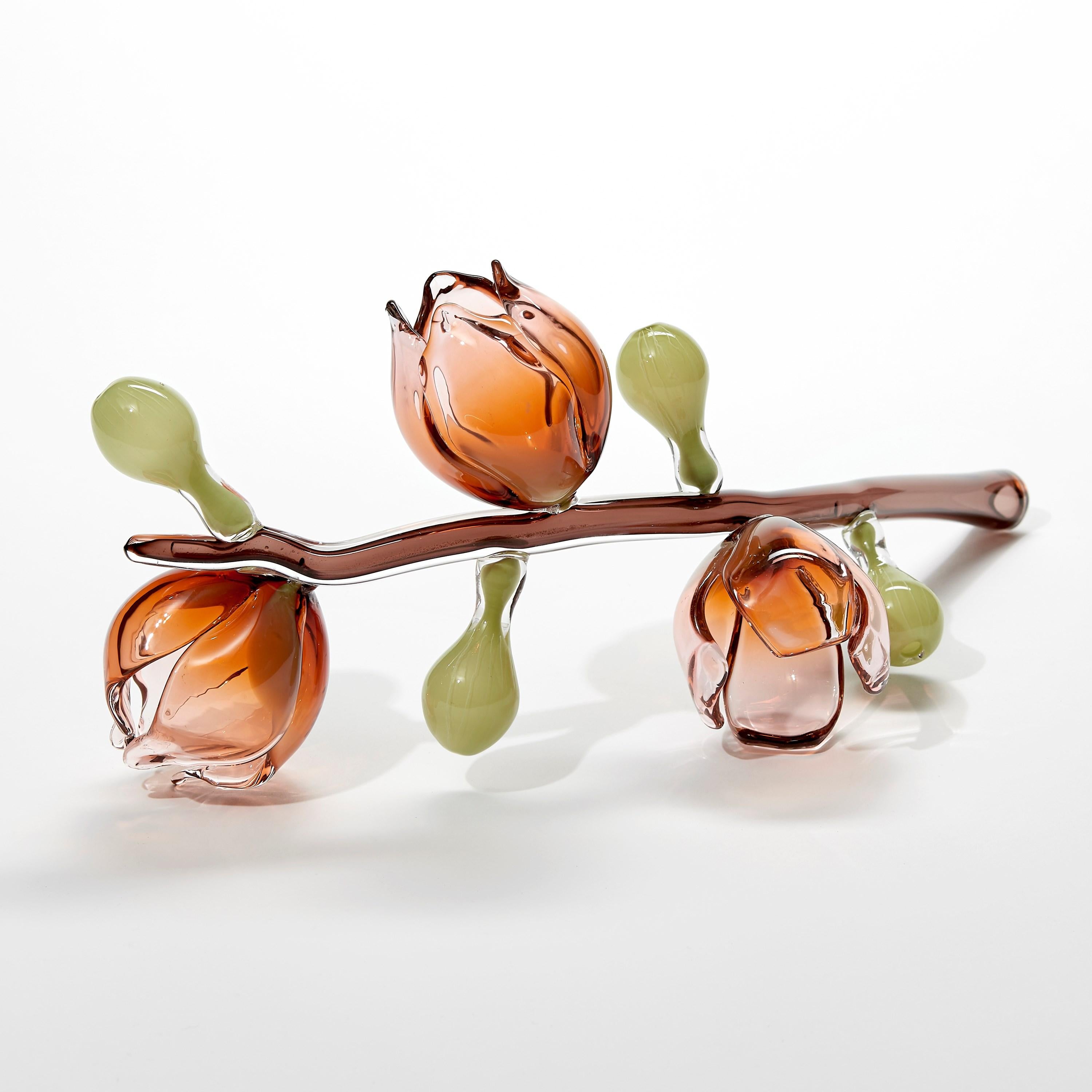 Pascha, eine von rosa und grünen Blumen inspirierte Glasskulptur von Michèle Oberdieck (Handgefertigt) im Angebot