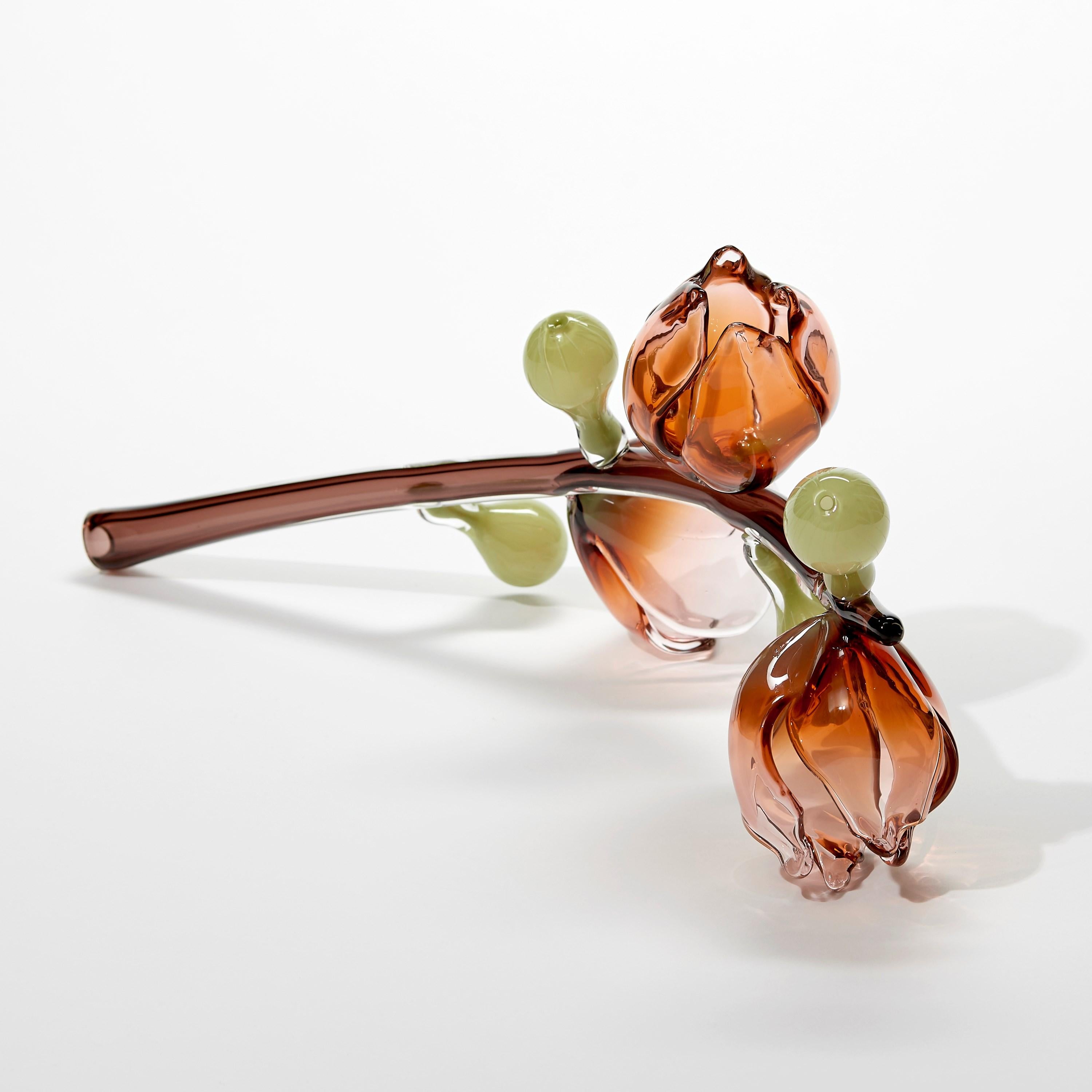 Pascha, eine von rosa und grünen Blumen inspirierte Glasskulptur von Michèle Oberdieck im Zustand „Neu“ im Angebot in London, GB