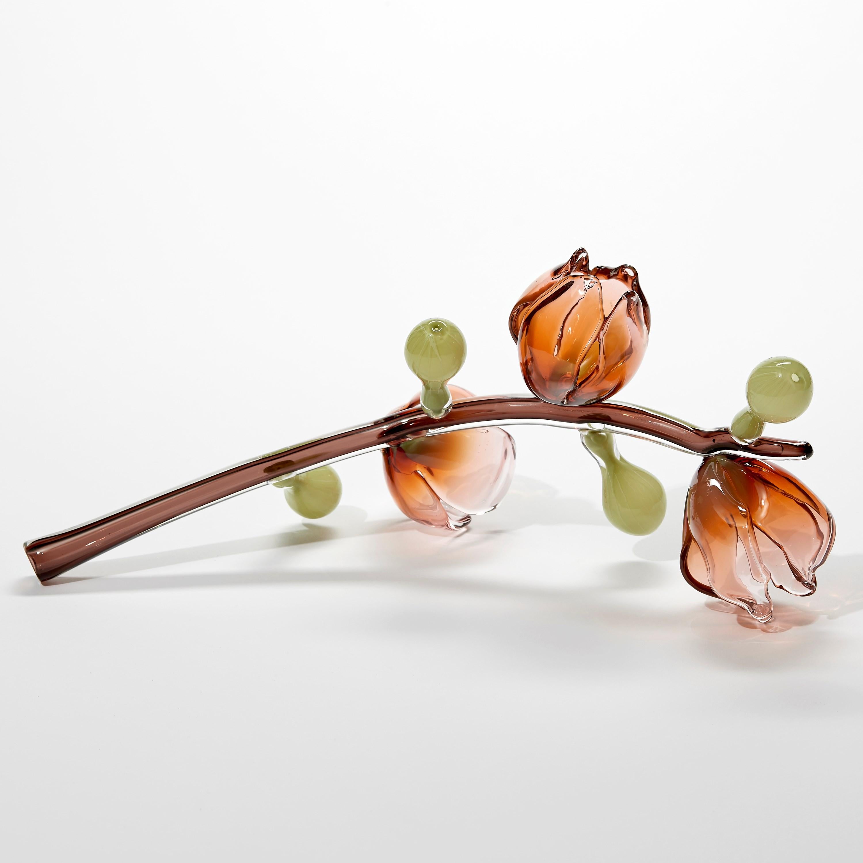 Pascha, eine von rosa und grünen Blumen inspirierte Glasskulptur von Michèle Oberdieck (21. Jahrhundert und zeitgenössisch) im Angebot