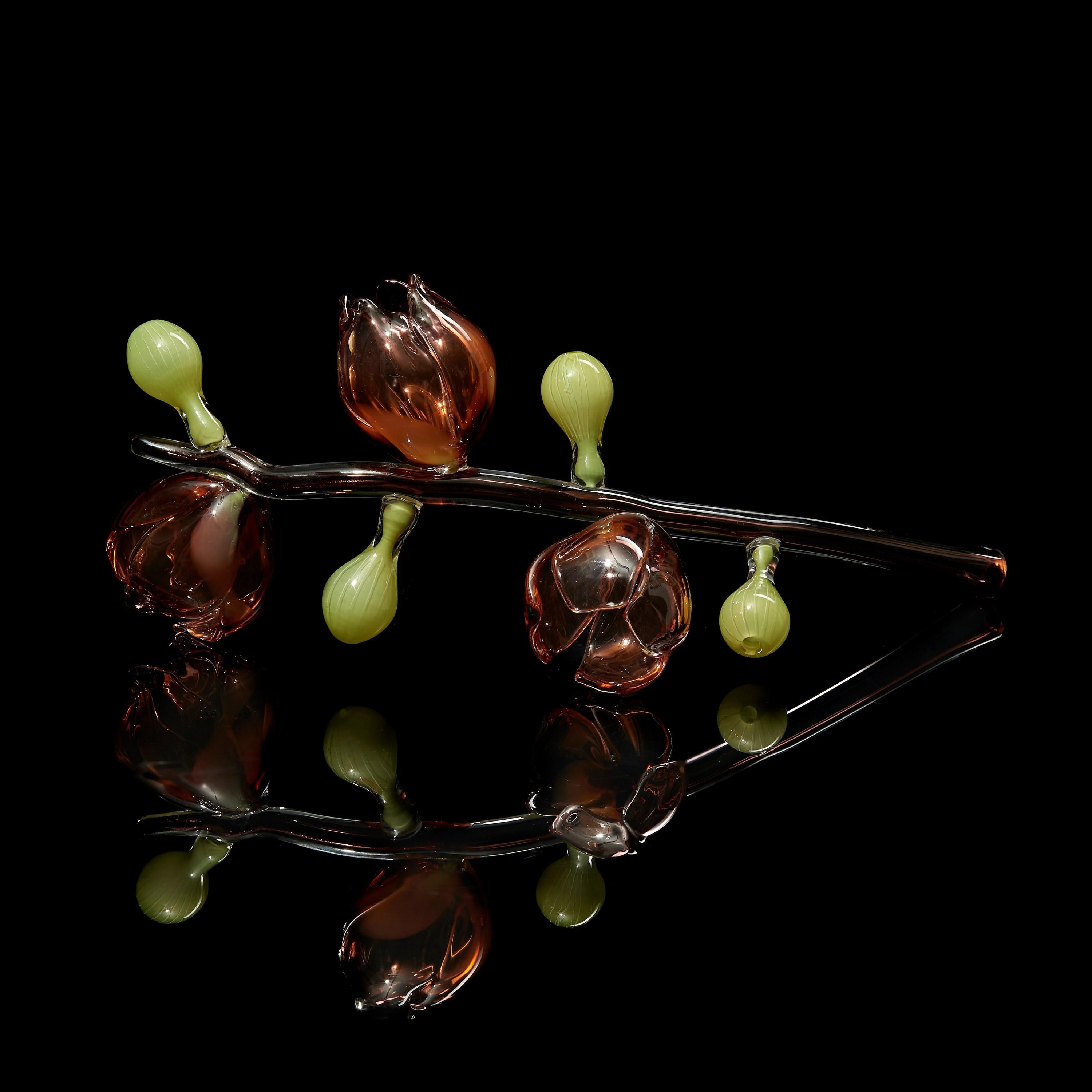 Pascha, eine von rosa und grünen Blumen inspirierte Glasskulptur von Michèle Oberdieck im Angebot 1
