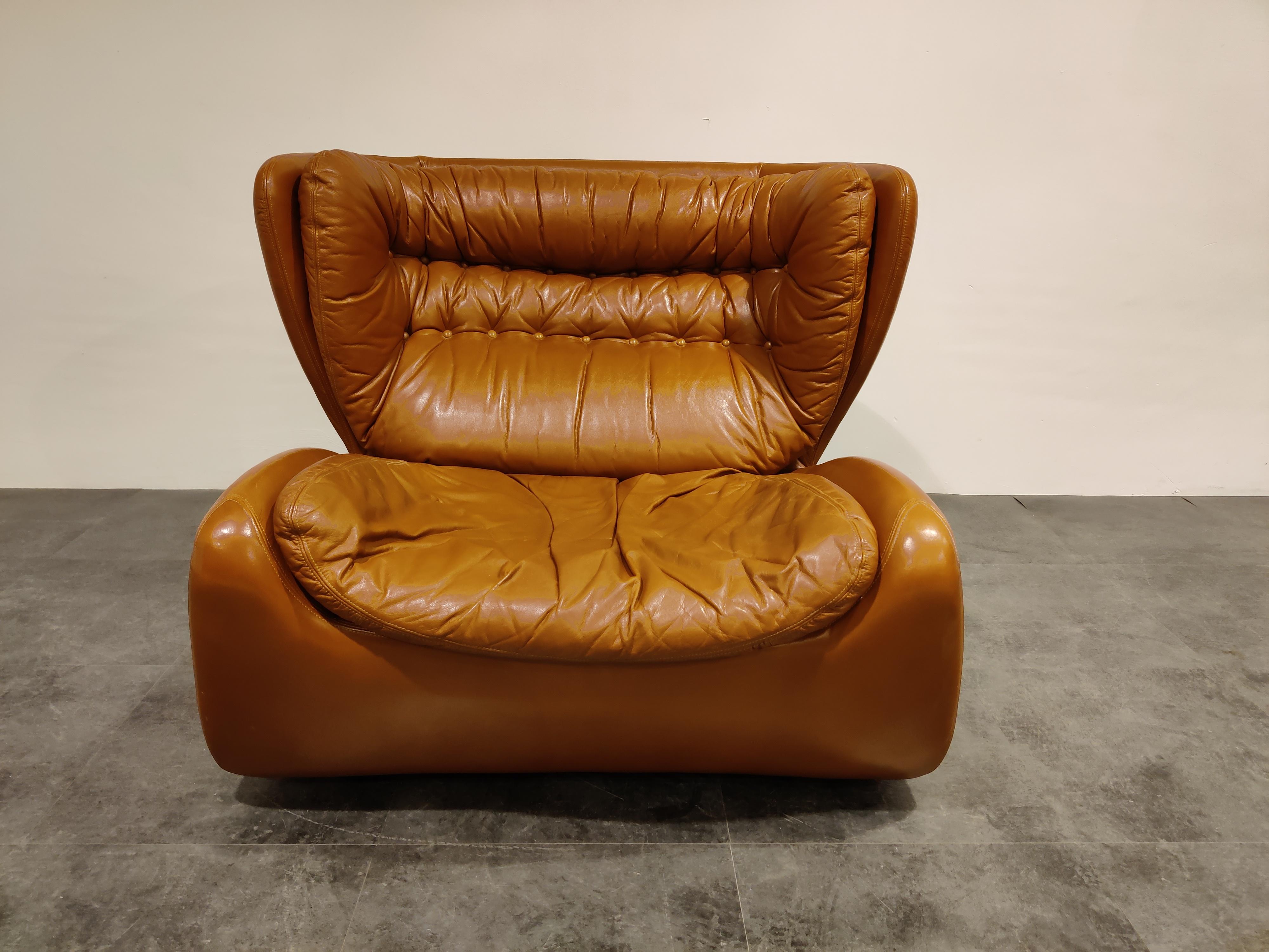 Exquisite vintage brown leather lounge chair designed by Hein Waldmann & A. Schmidt for Durlet in the 1970s.

This beautiful piece doesn’t only look good but sits fantastically thanks to its seat angle and the high backrest.

We think it's a