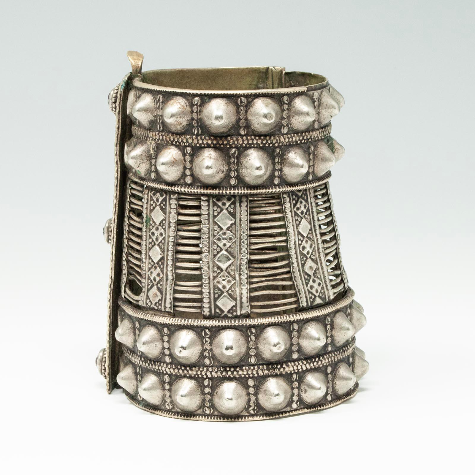 Artigiano Bracciale a cerniera con spillo in argento Pashtun in vendita